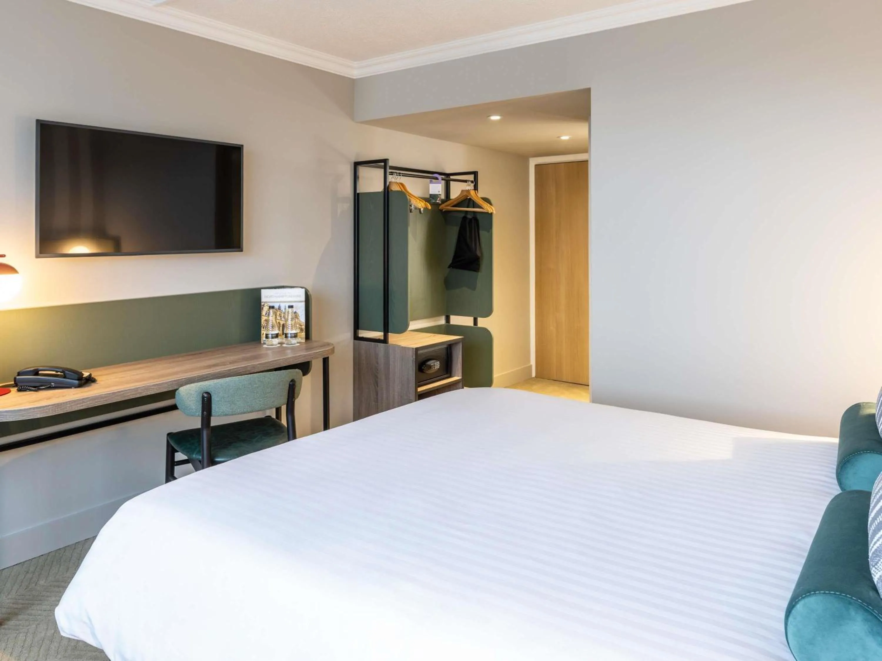 Bedroom, Bed in Mercure Northampton