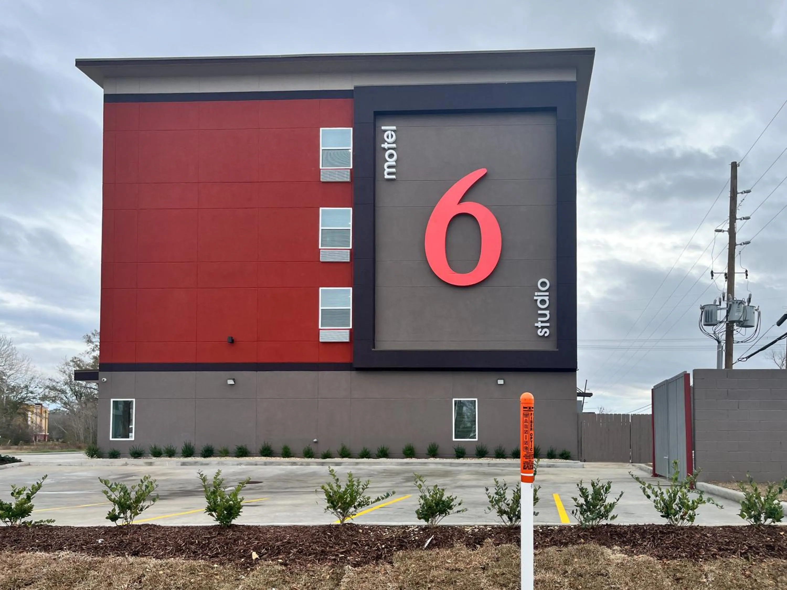 Property building in Studio 6 Gonzales, LA Baton Rouge Geismar Prairieville I 10