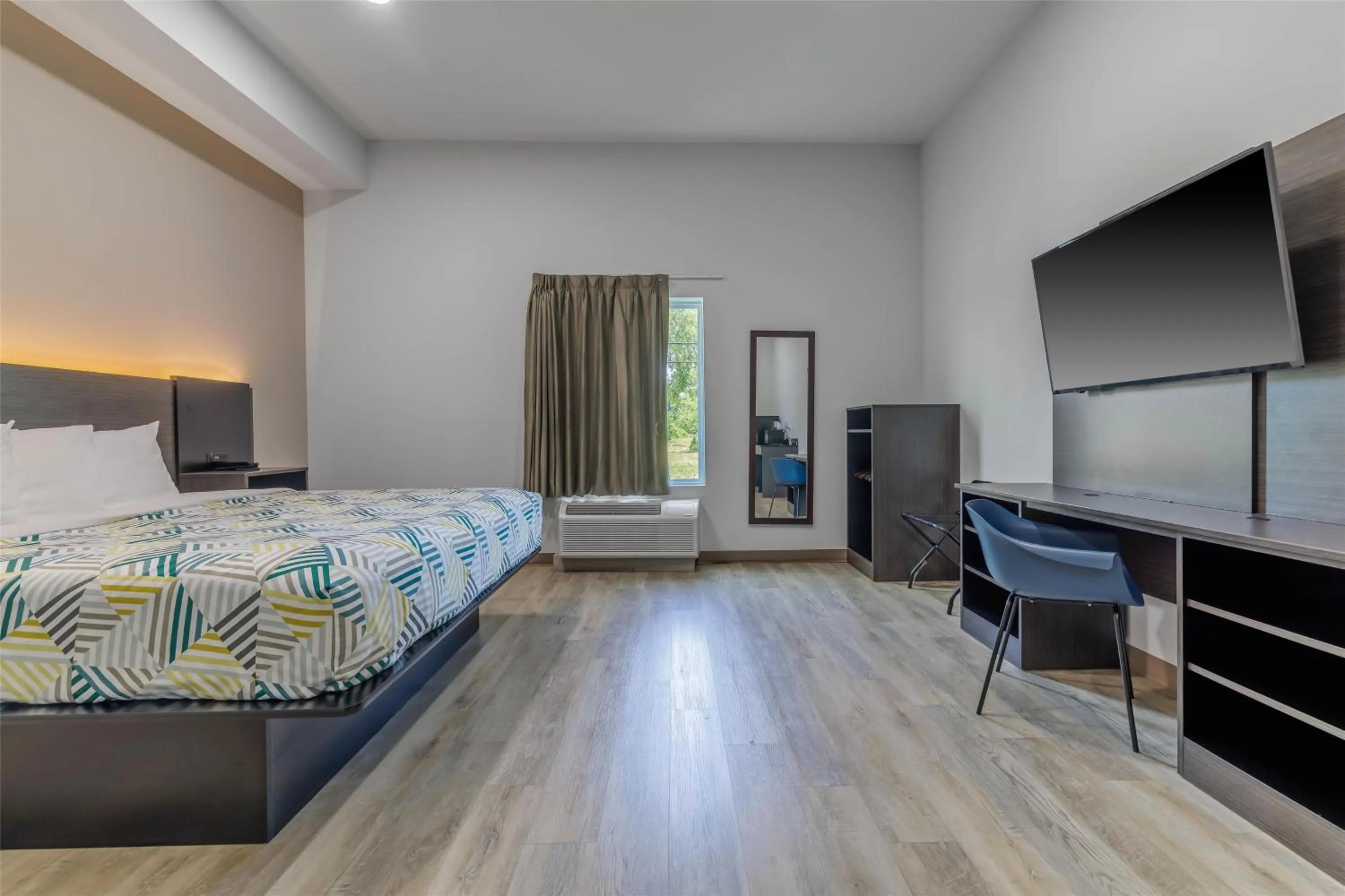 Photo of the whole room, Bed in Studio 6 Gonzales, LA Baton Rouge Geismar Prairieville I 10