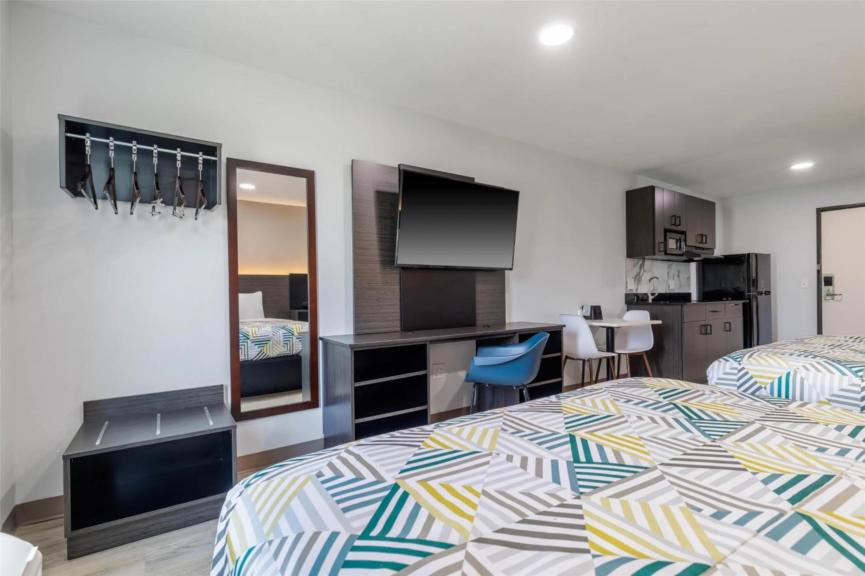 Photo of the whole room, Bed in Studio 6 Gonzales, LA Baton Rouge Geismar Prairieville I 10