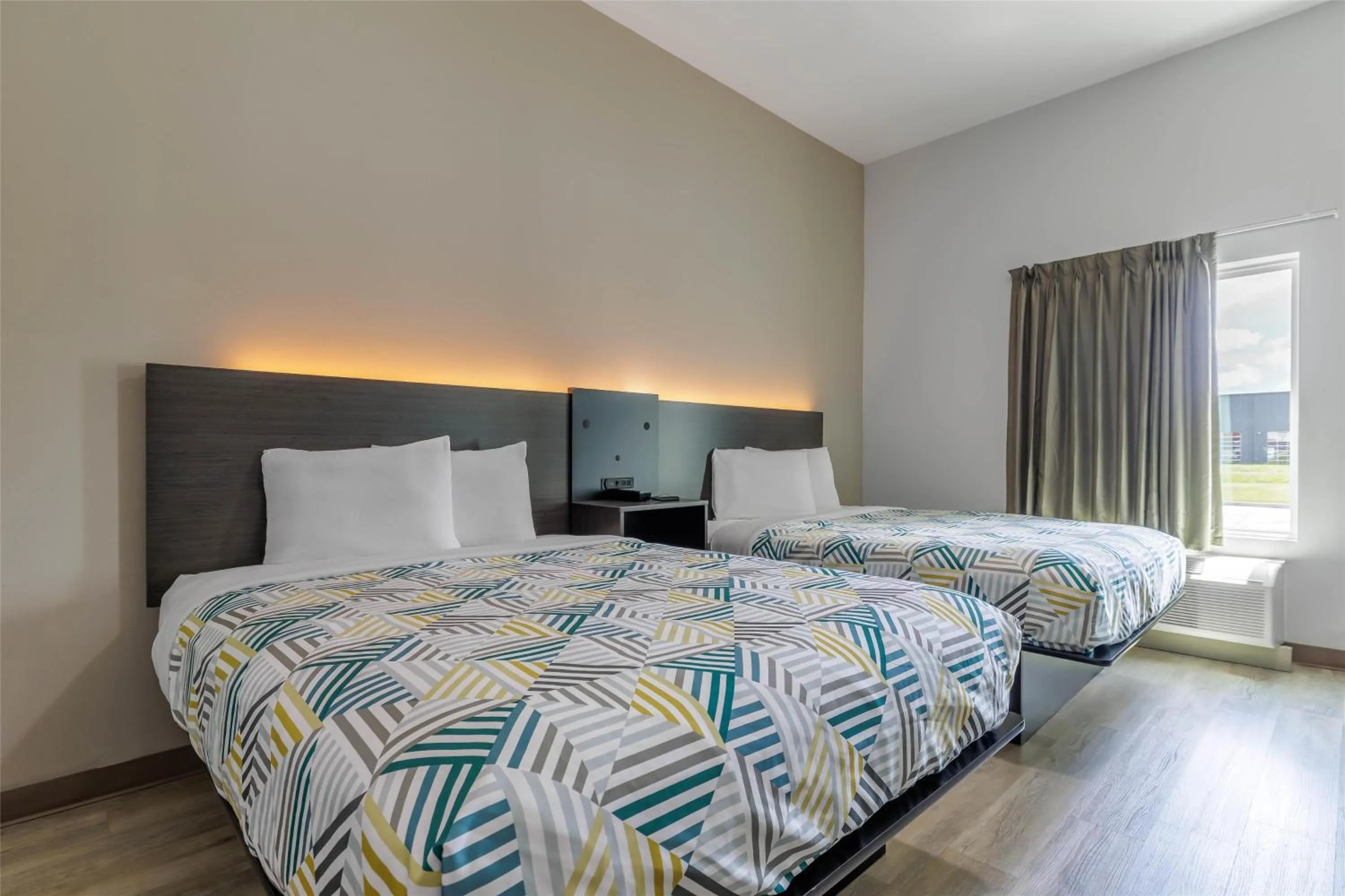 Bedroom, Bed in Studio 6 Gonzales, LA Baton Rouge Geismar Prairieville I 10