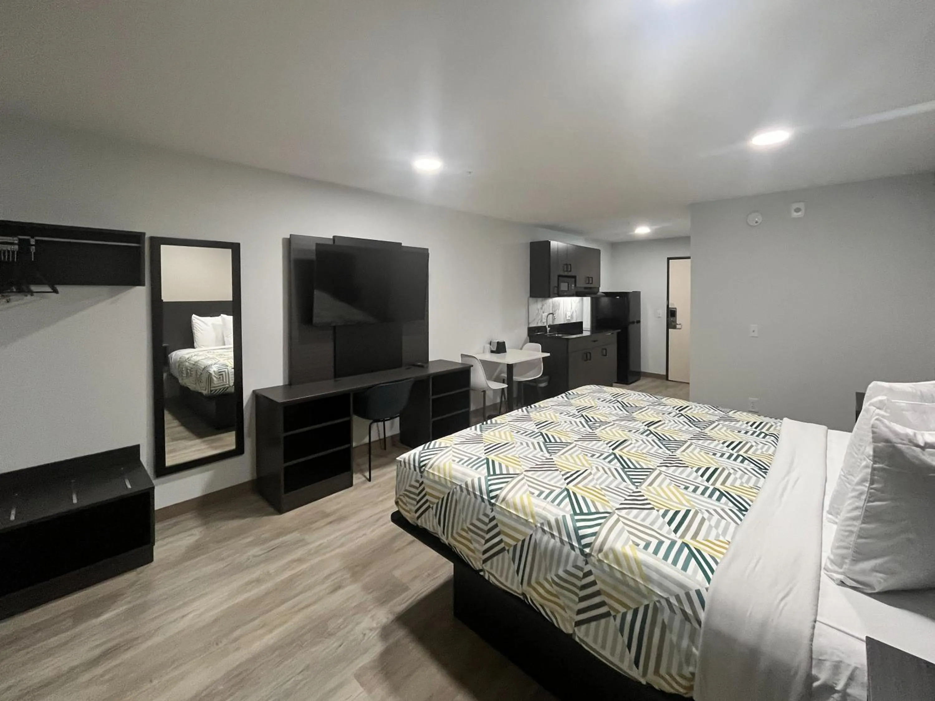 Bedroom, Bed in Studio 6 Gonzales, LA Baton Rouge Geismar Prairieville I 10