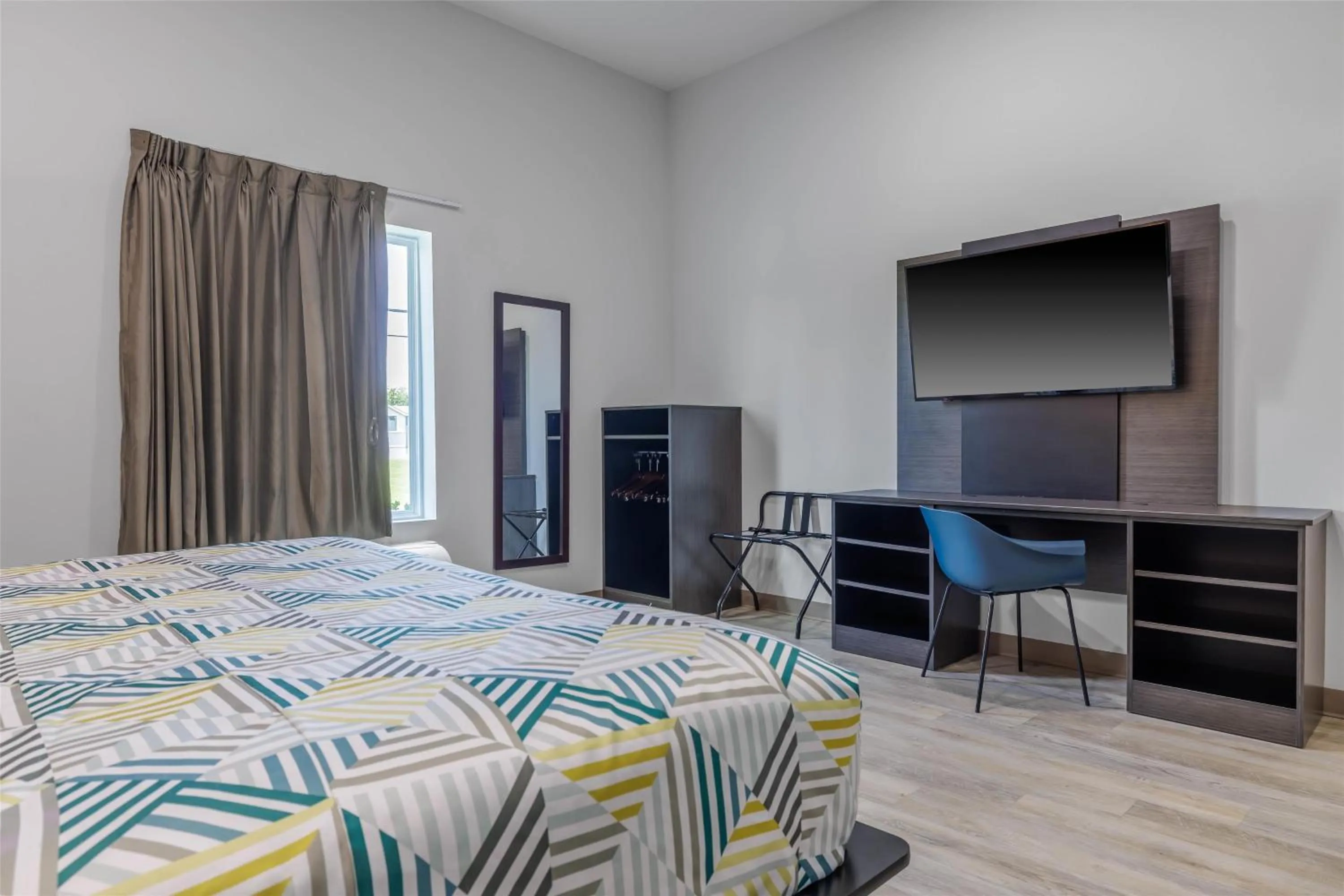 Photo of the whole room, Bed in Studio 6 Gonzales, LA Baton Rouge Geismar Prairieville I 10