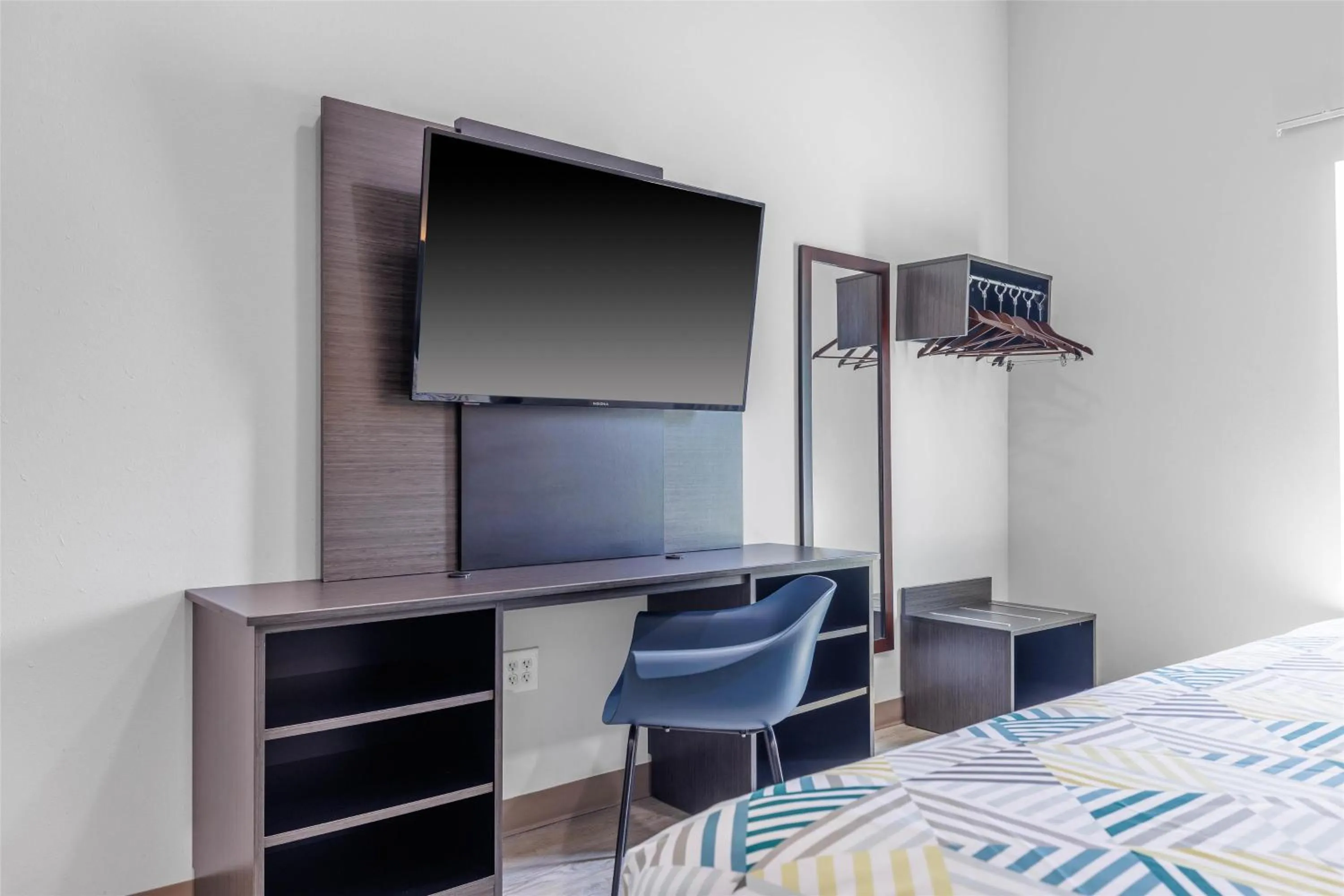 Photo of the whole room, Bed in Studio 6 Gonzales, LA Baton Rouge Geismar Prairieville I 10