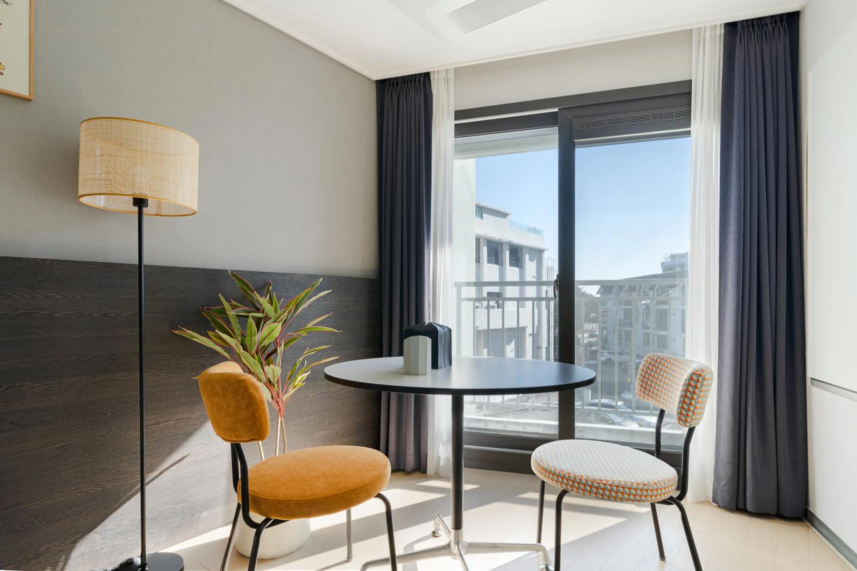 Seating area in Urbanstay Sokcho Beach AB