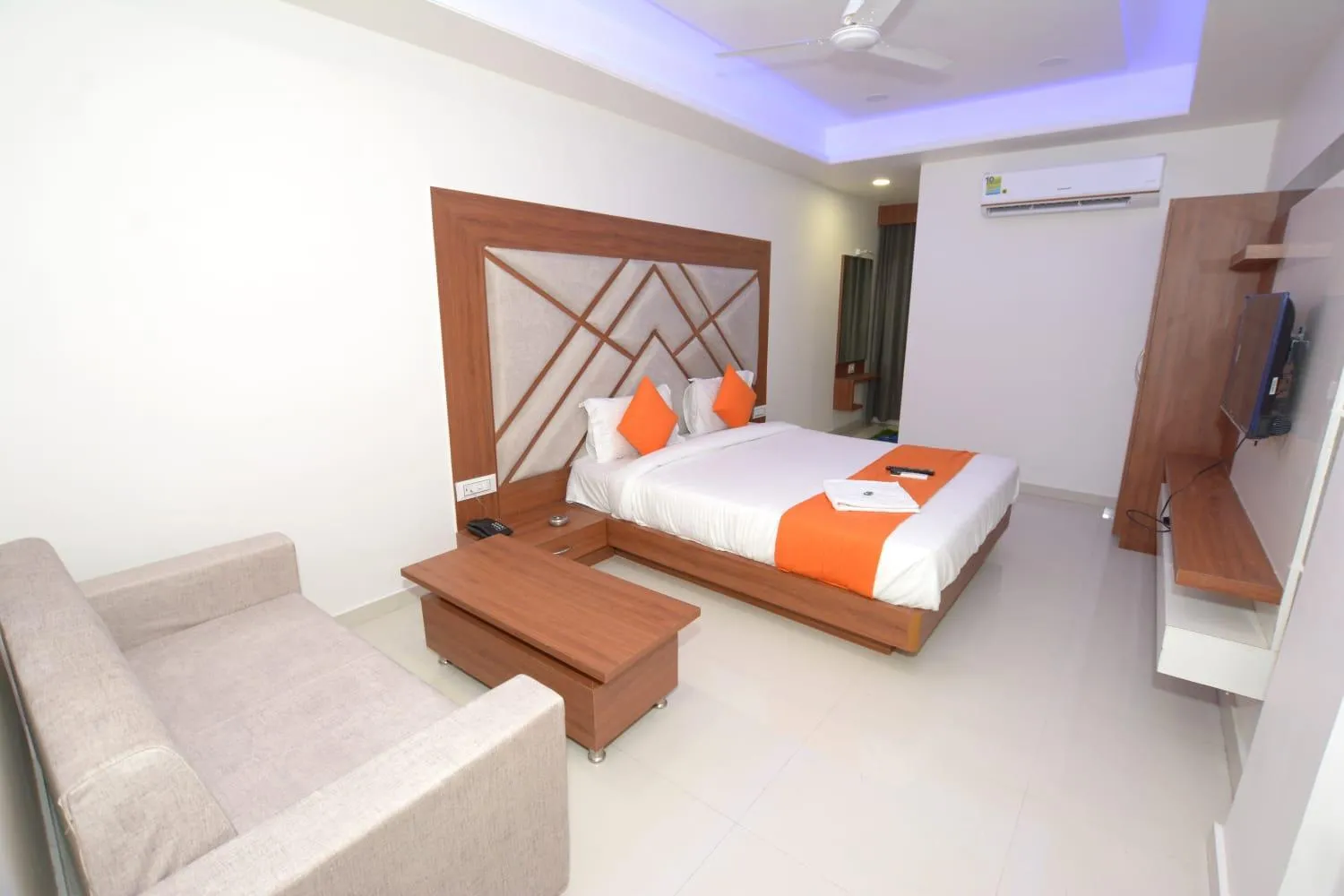 Bed in HOTEL GREEEN LEAF