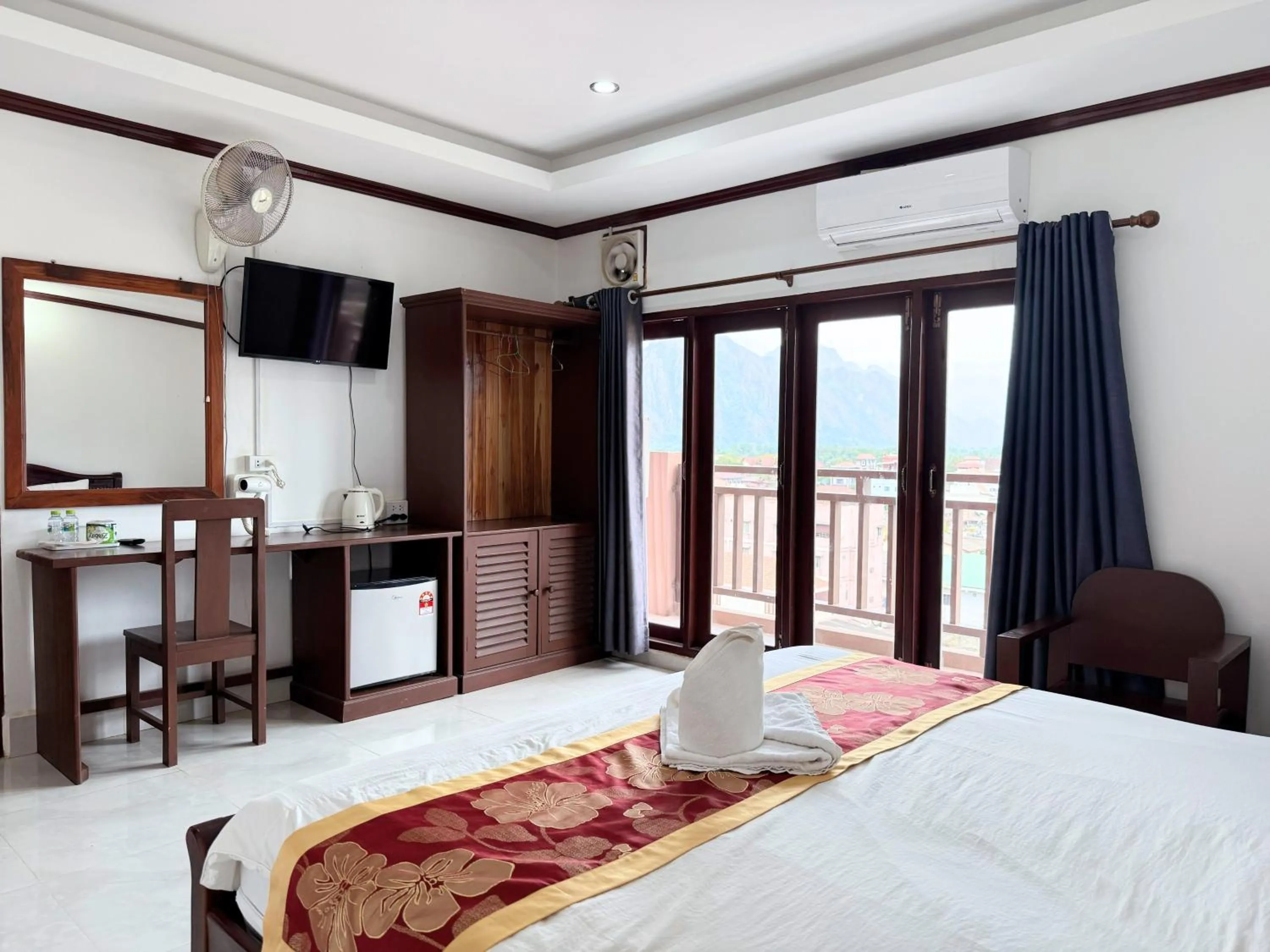 Communal lounge/ TV room, Bed in Vangvieng Sisavang Mountain View Hotel