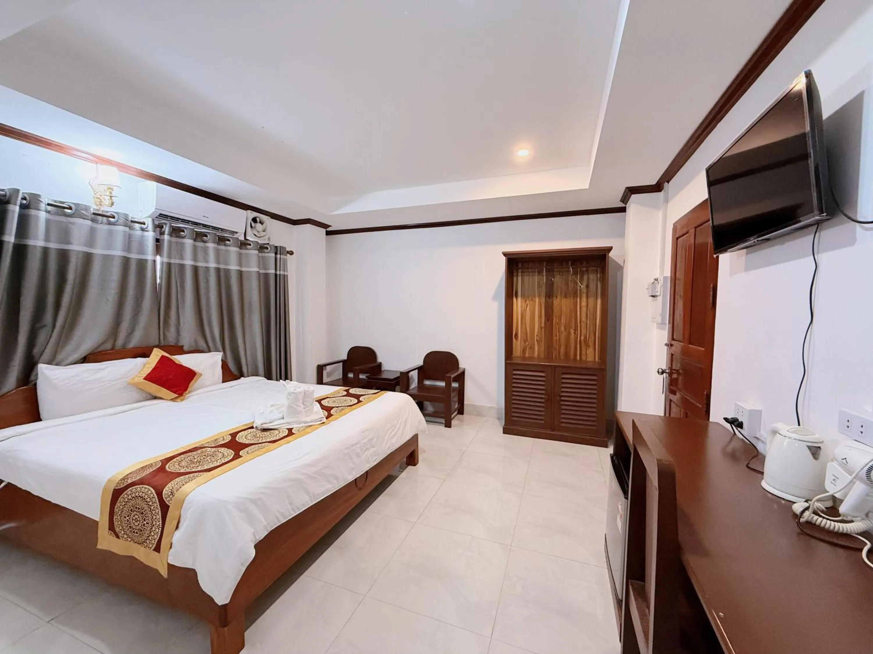 Communal lounge/ TV room, Bed in Vangvieng Sisavang Mountain View Hotel