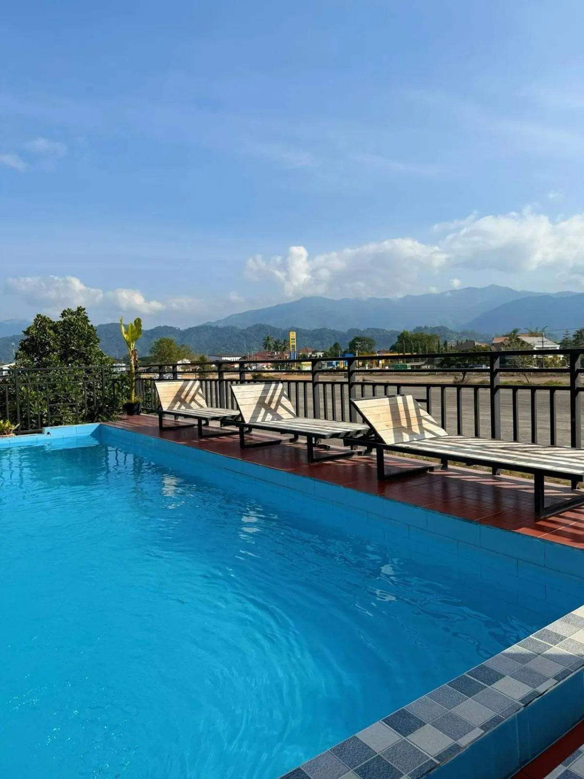 Swimming pool in Vangvieng Sisavang Mountain View Hotel