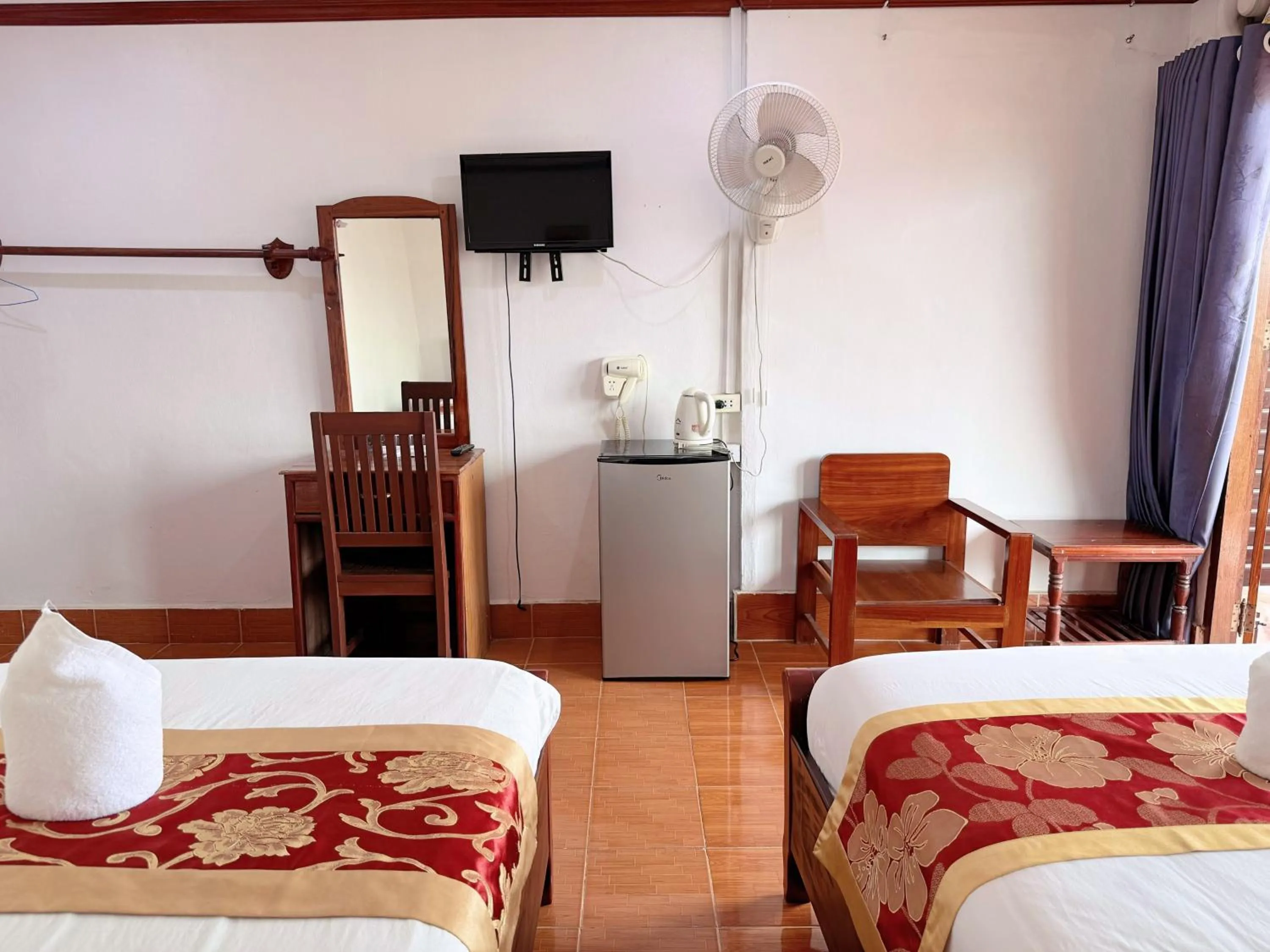 Communal lounge/ TV room, Bed in Vangvieng Sisavang Mountain View Hotel