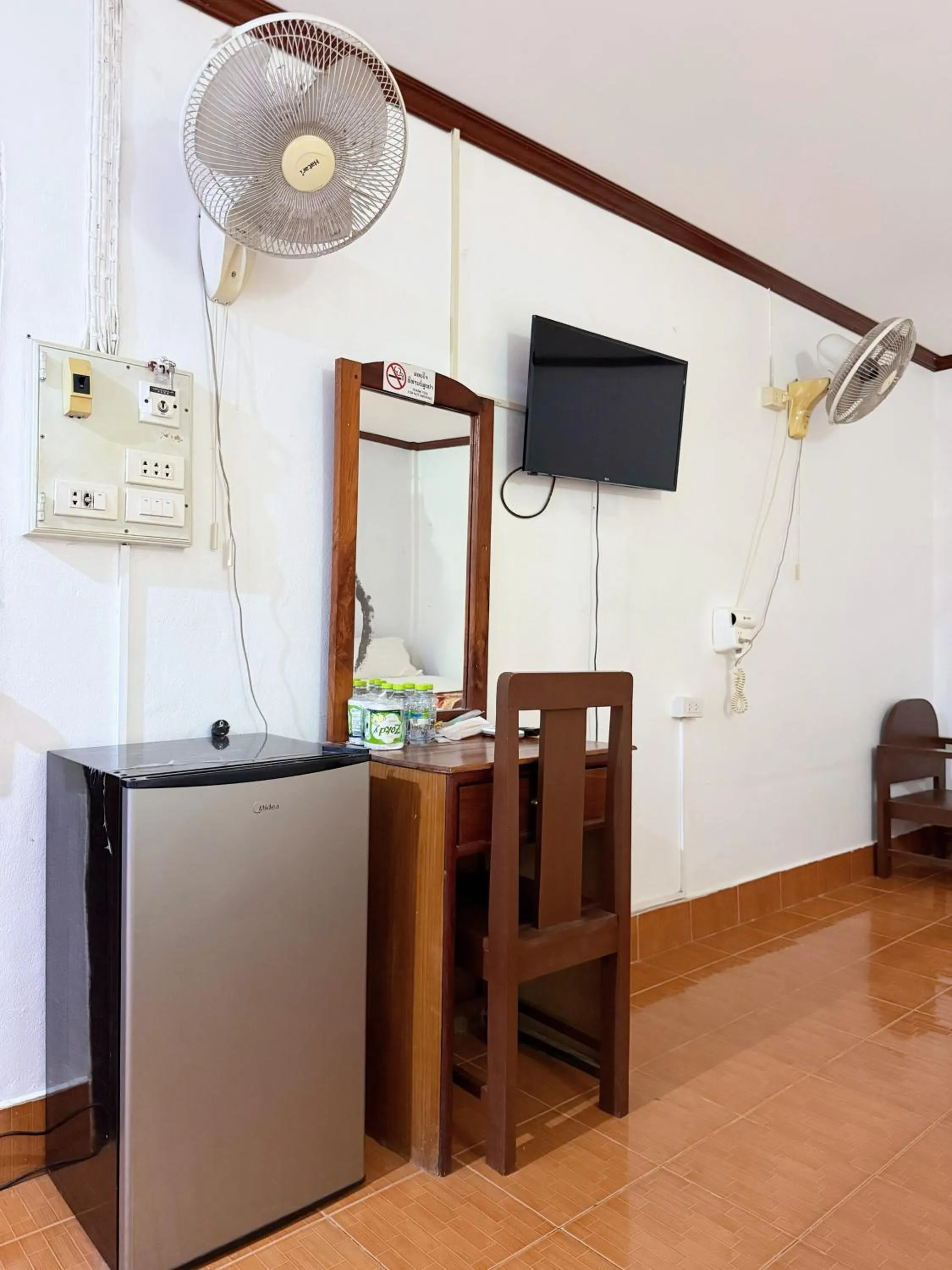 TV and multimedia in Vangvieng Sisavang Mountain View Hotel