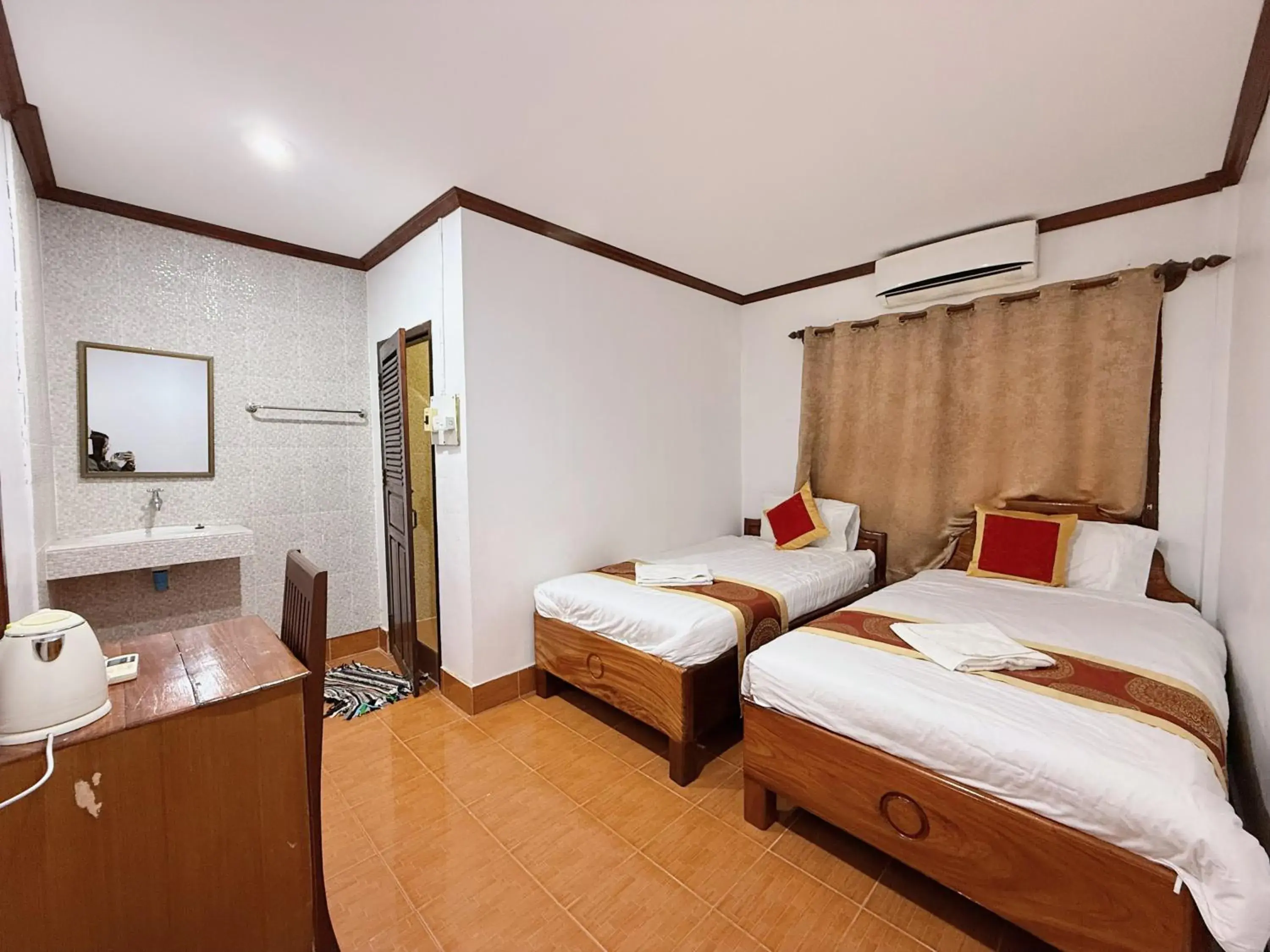 Budget Twin Room in Vangvieng Sisavang Mountain View Hotel Budget Twin Room in Vangvieng Sisavang Mountain View Hotel