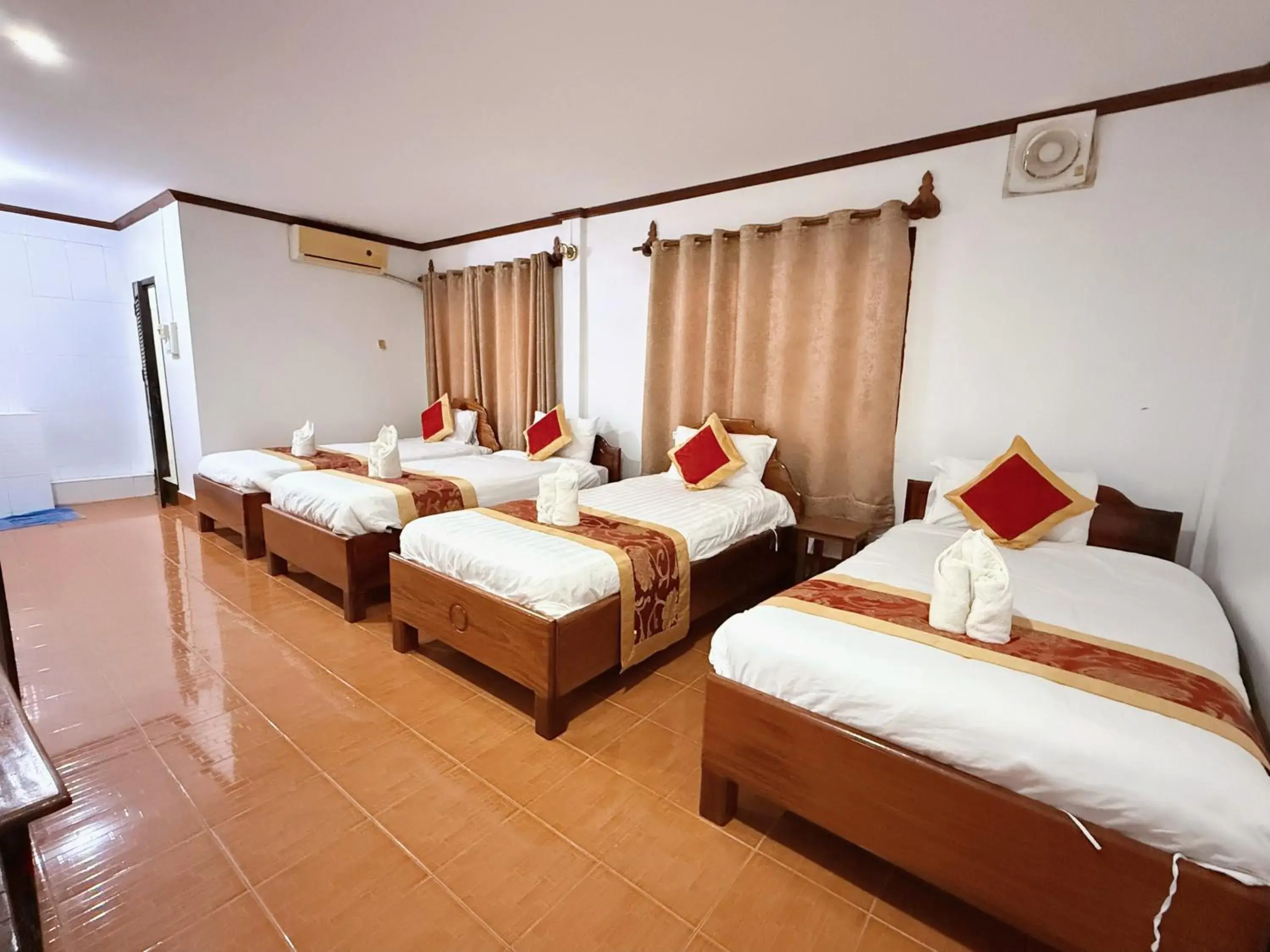 Deluxe Quadruple Room in Vangvieng Sisavang Mountain View Hotel Deluxe Quadruple Room in Vangvieng Sisavang Mountain View Hotel