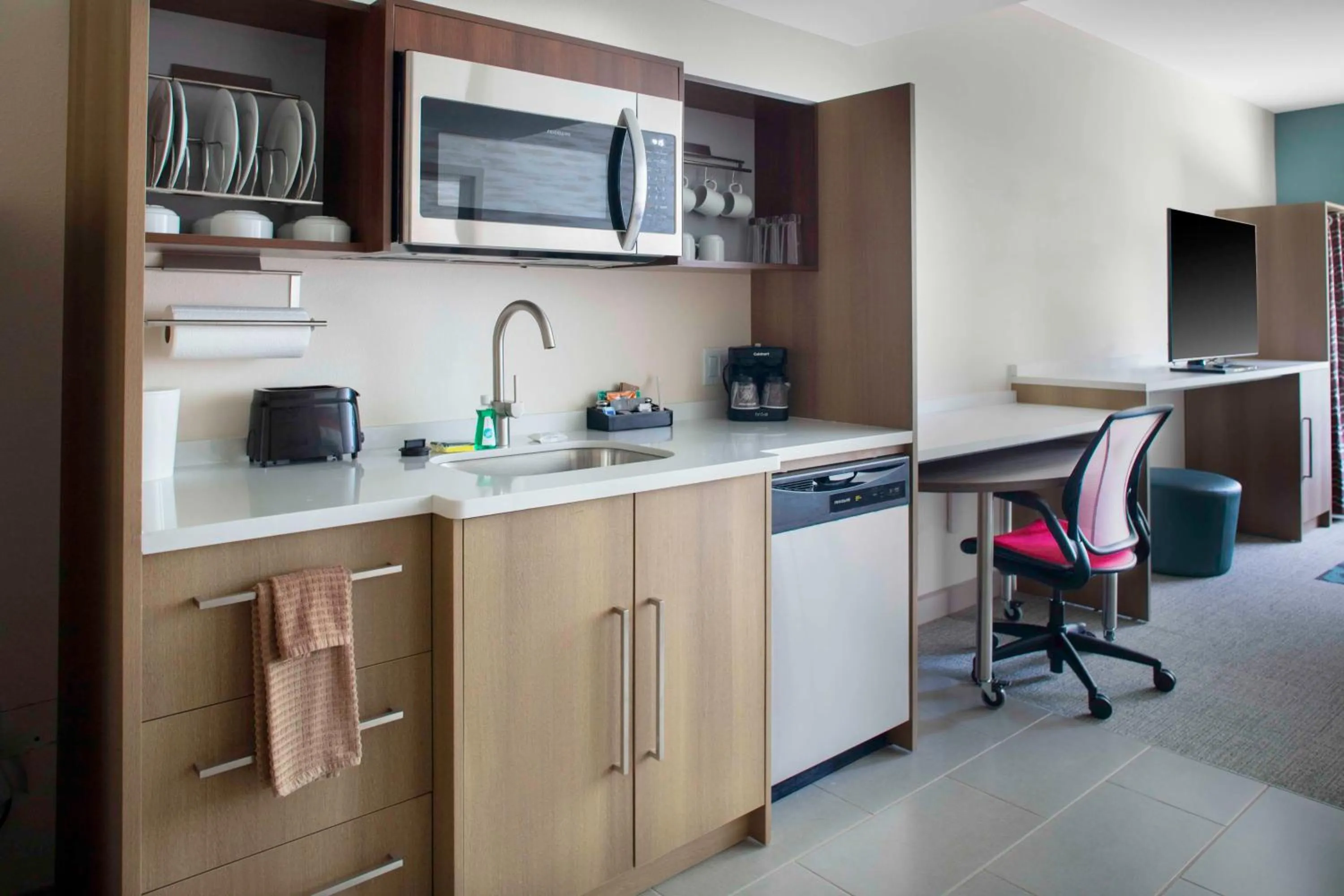 Kitchen or kitchenette in Home2 Suites By Hilton Lynchburg