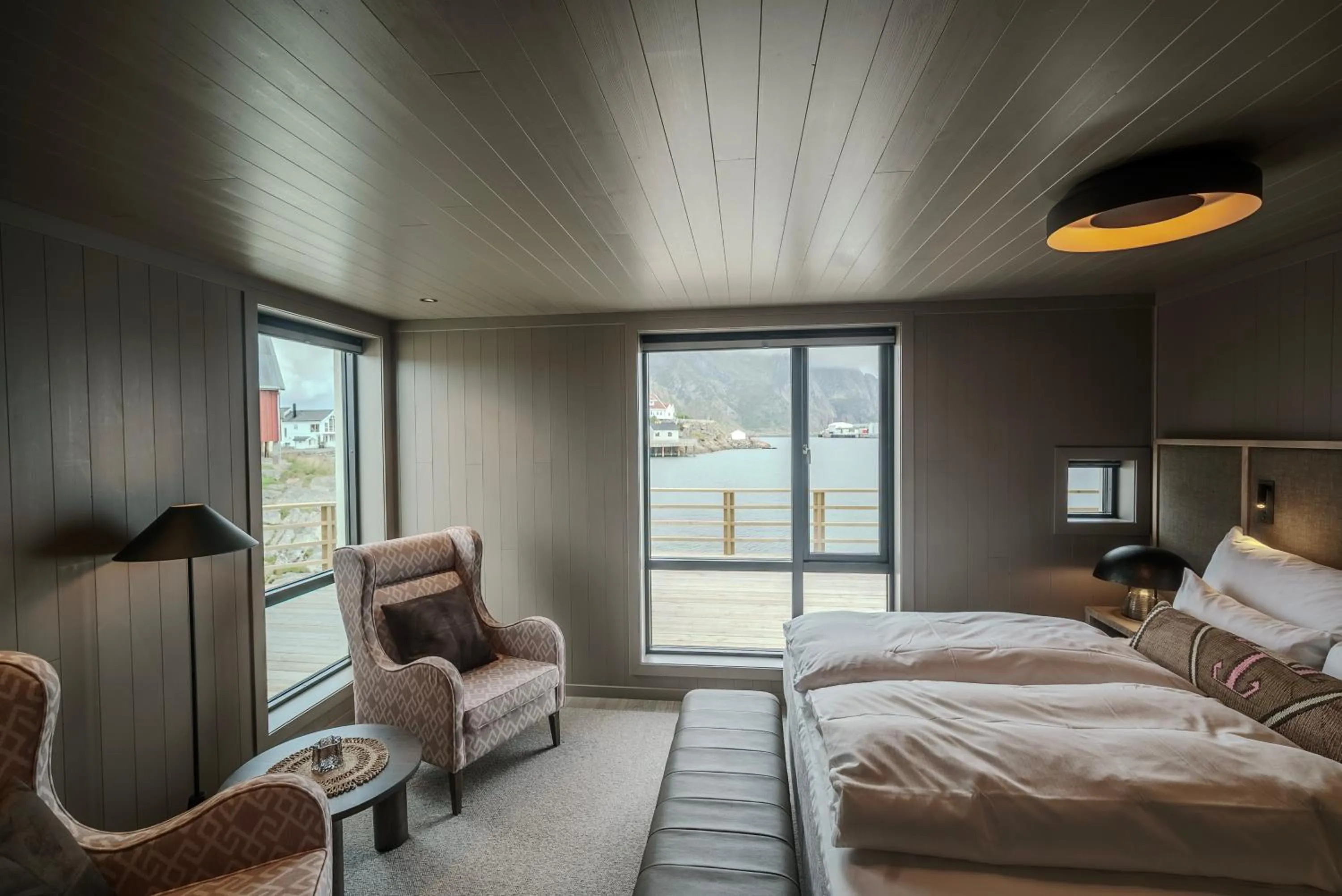 Seating area, Bed in Henningsvær Bryggehotell - by Classic Norway Hotels