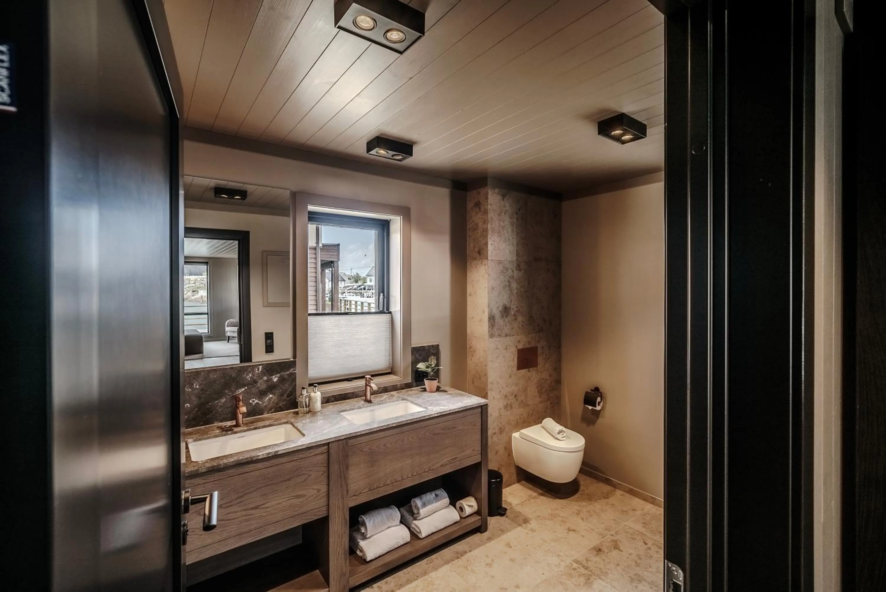 Bathroom in Henningsvær Bryggehotell - by Classic Norway Hotels