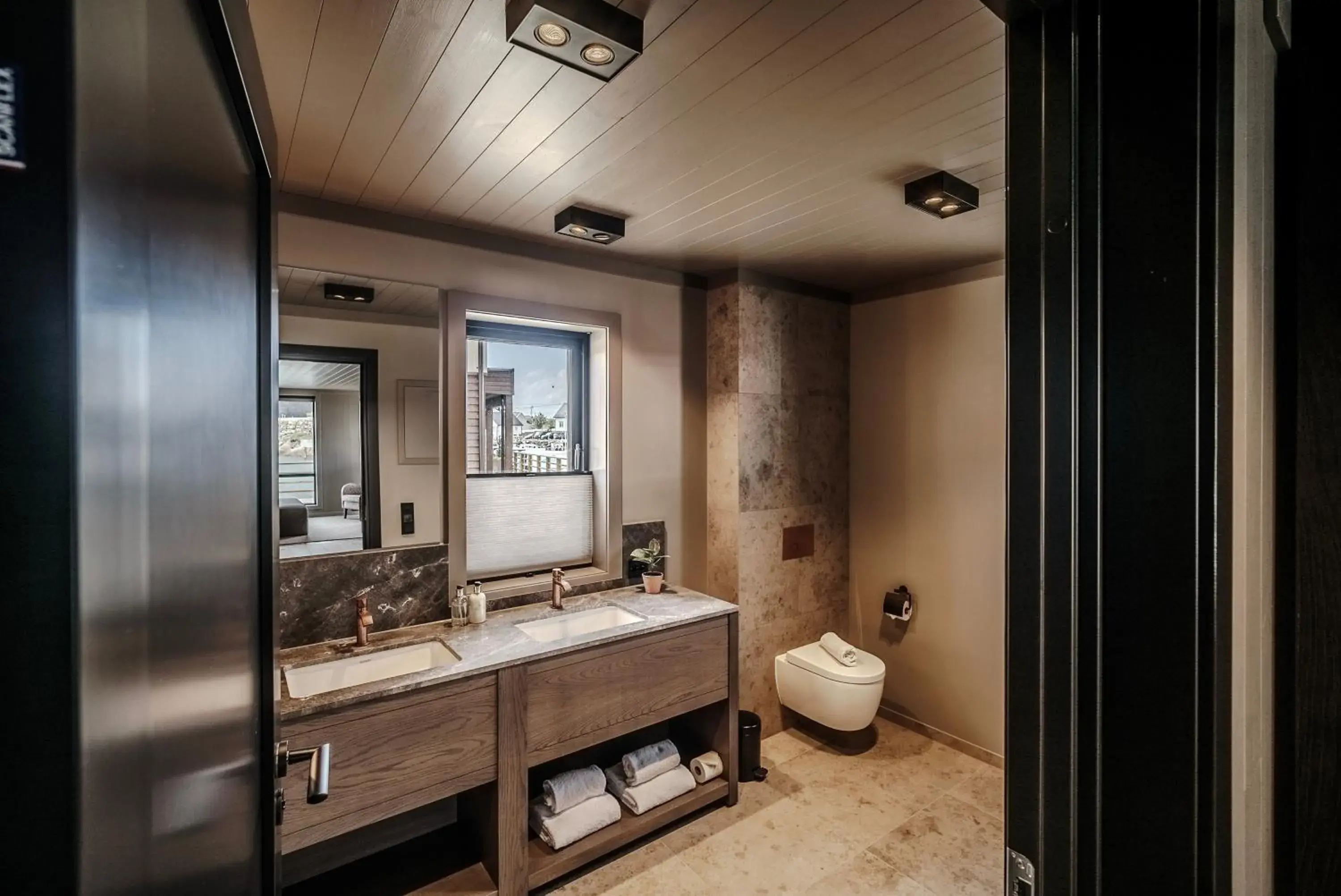 Junior Suite in Henningsvær Bryggehotell - by Classic Norway Hotels Junior Suite in Henningsvær Bryggehotell - by Classic Norway Hotels