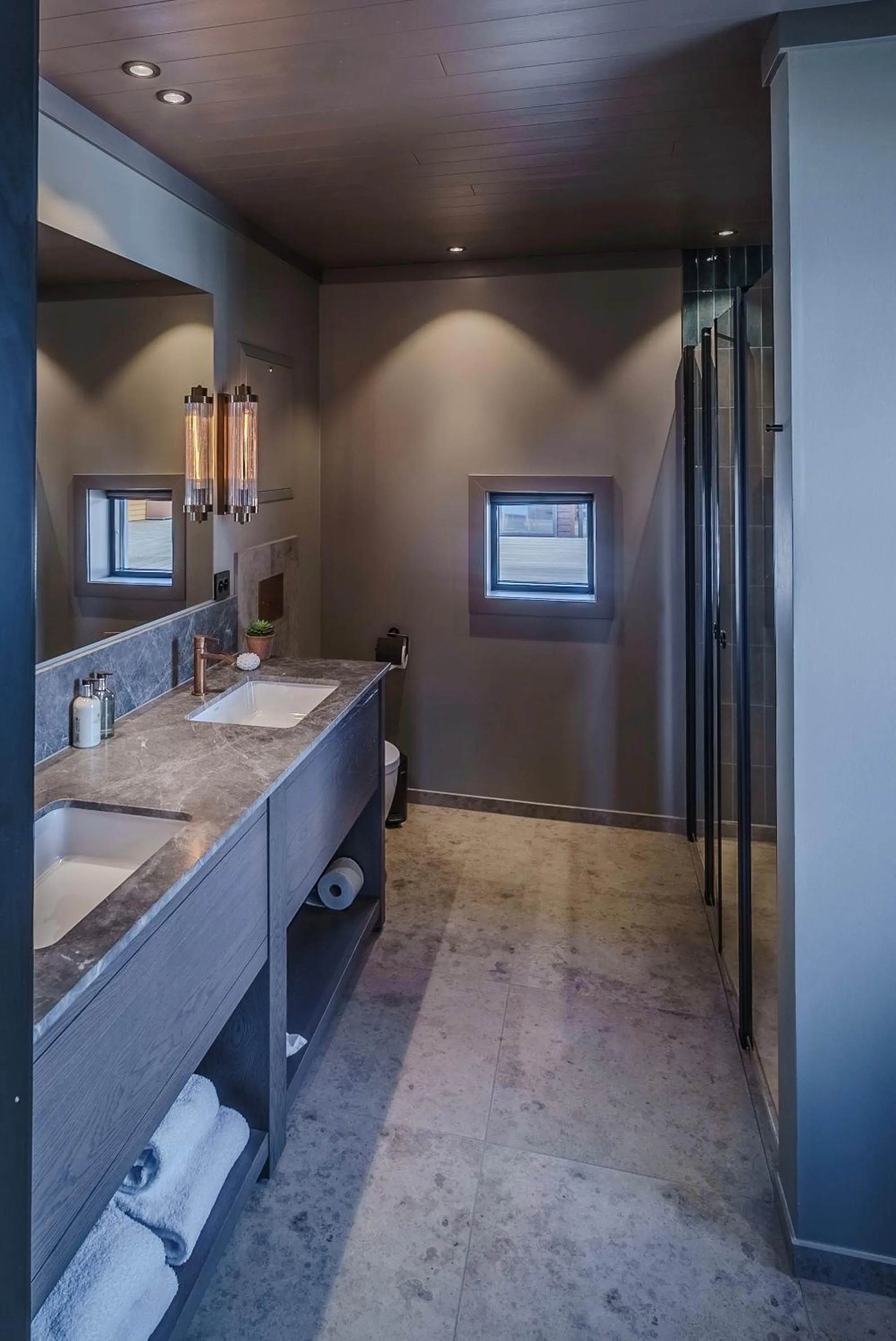 Bathroom in Henningsvær Bryggehotell - by Classic Norway Hotels