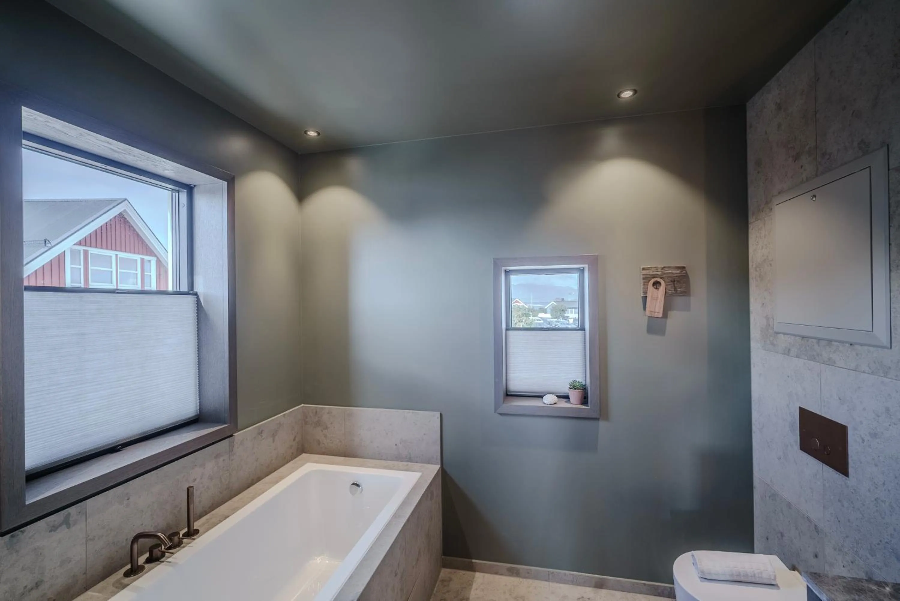 Toilet in Henningsvær Bryggehotell - by Classic Norway Hotels