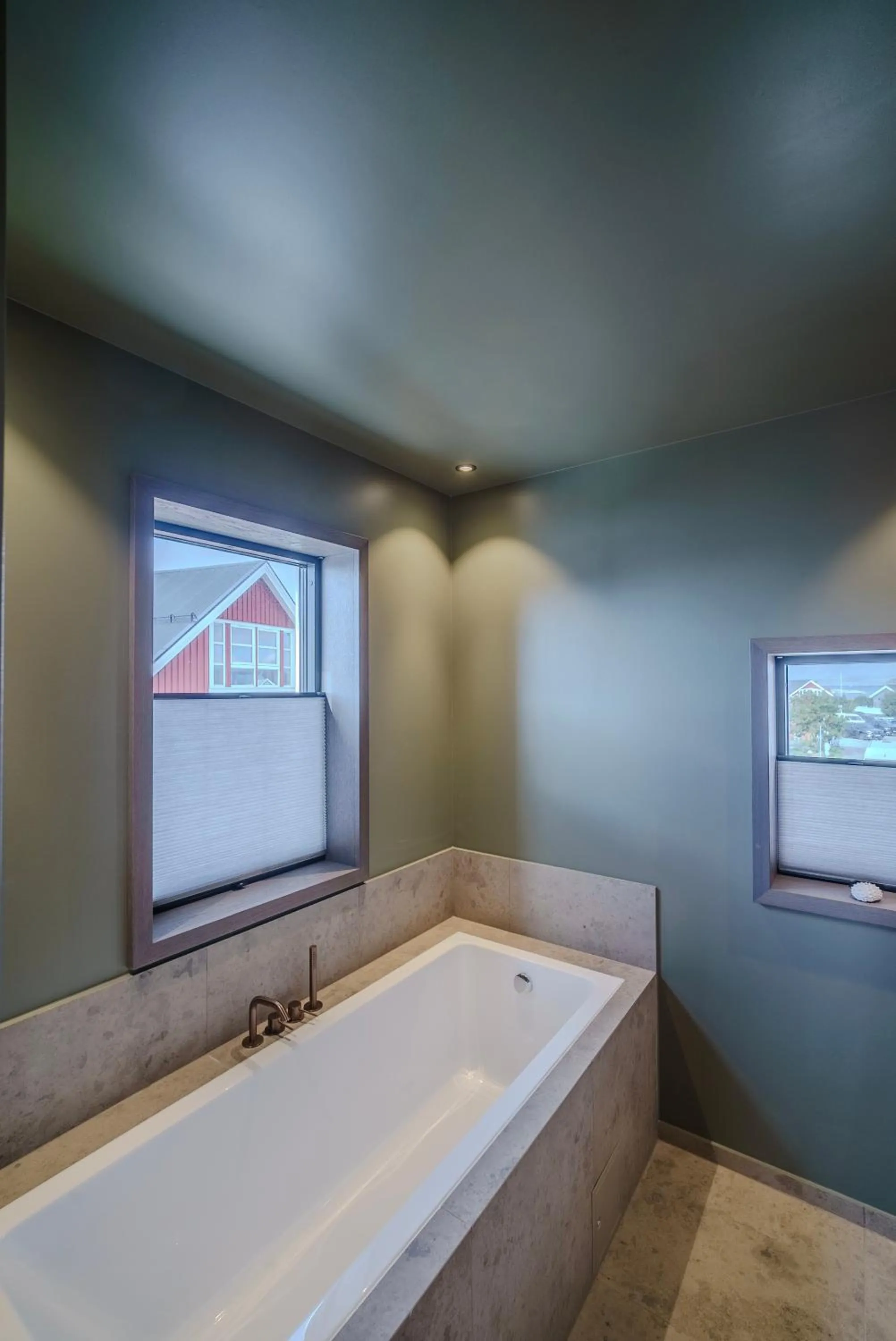 Bath in Henningsvær Bryggehotell - by Classic Norway Hotels