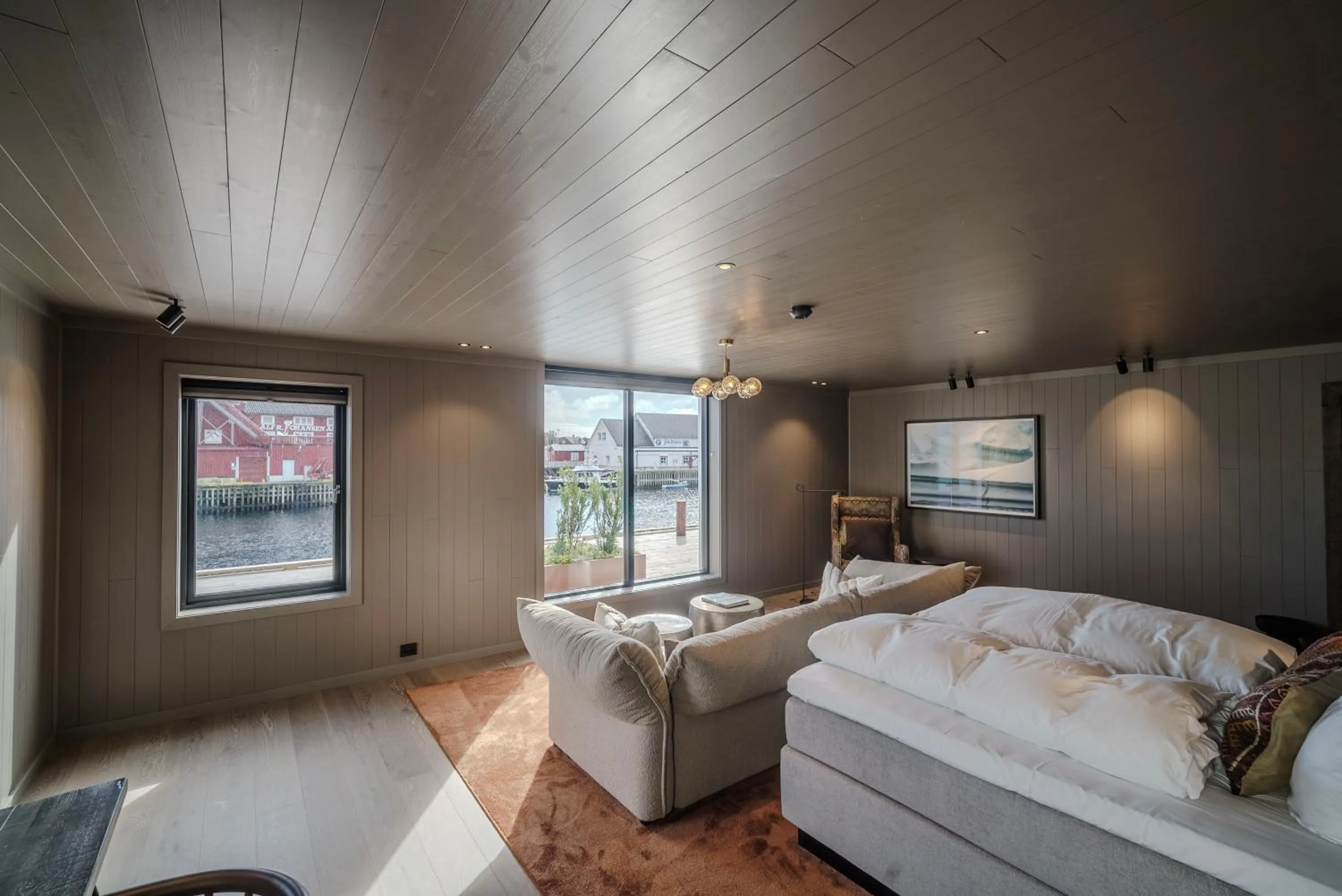 Living room, Bed in Henningsvær Bryggehotell - by Classic Norway Hotels