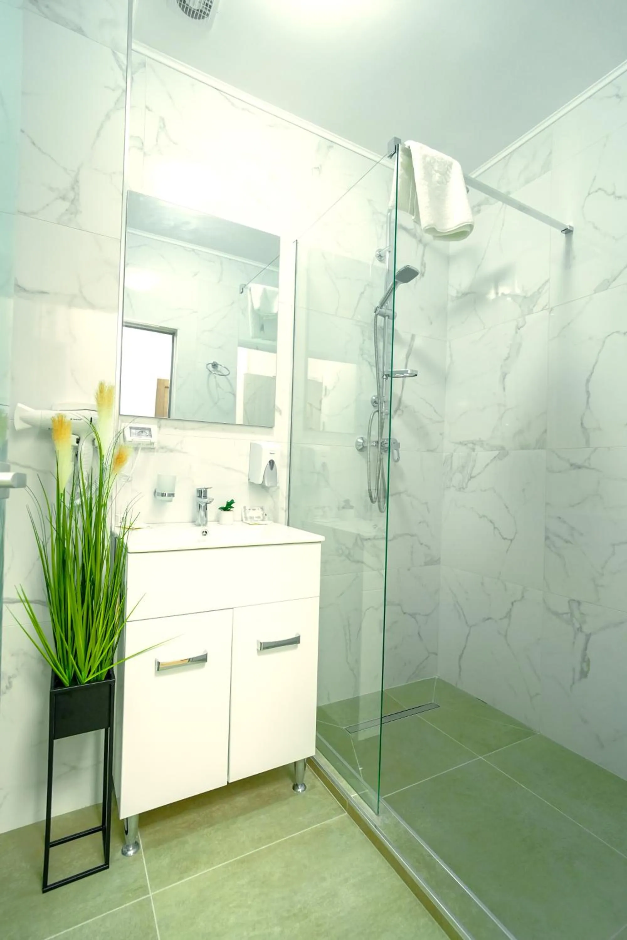 Shower in Sir Fundeni Hotel