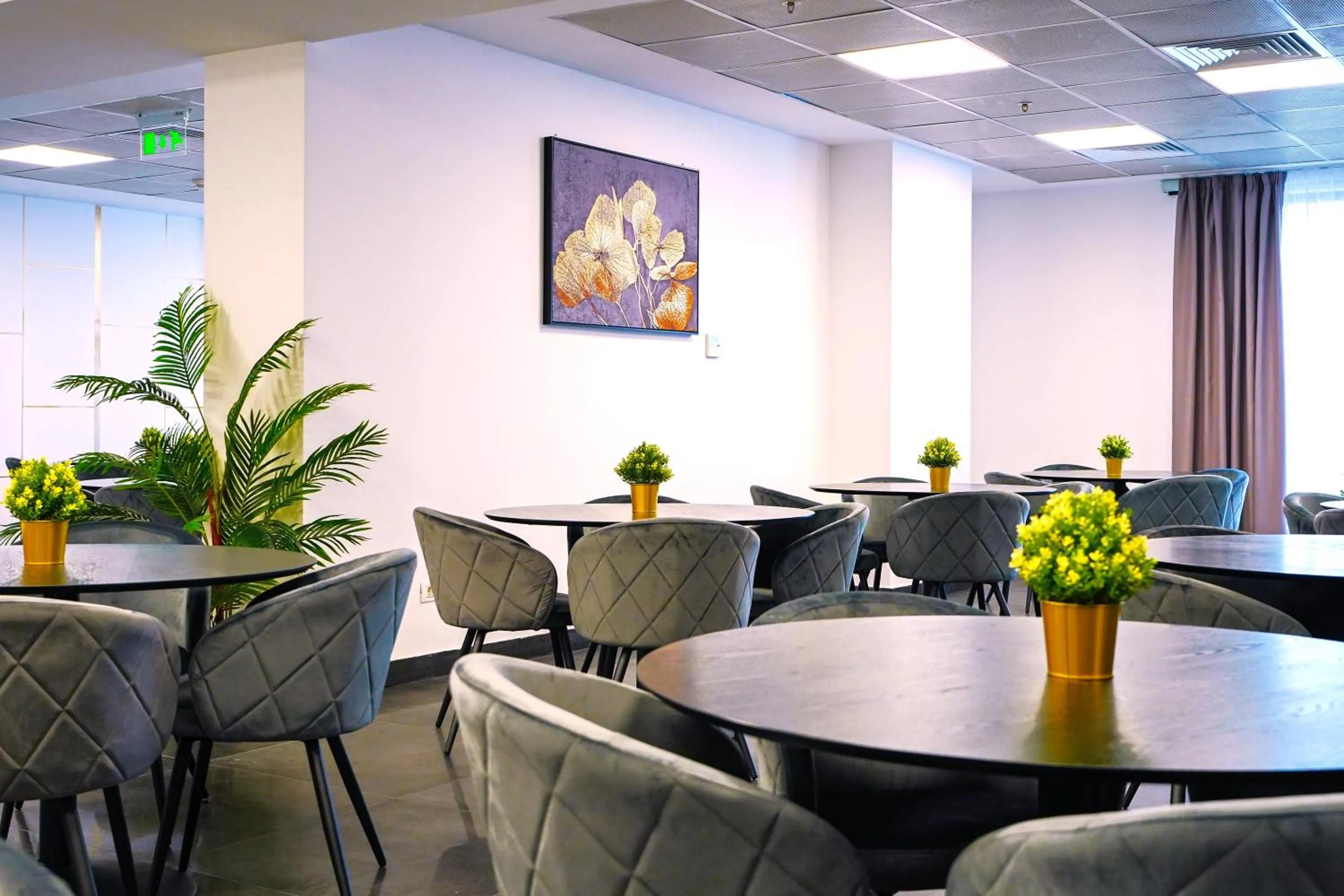 Restaurant/places to eat in Sir Fundeni Hotel