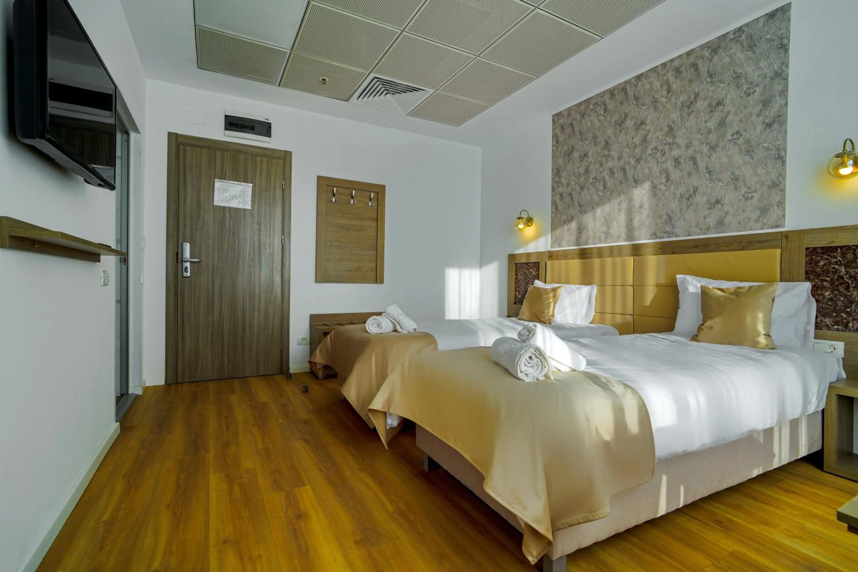 Communal lounge/ TV room, Bed in Sir Fundeni Hotel