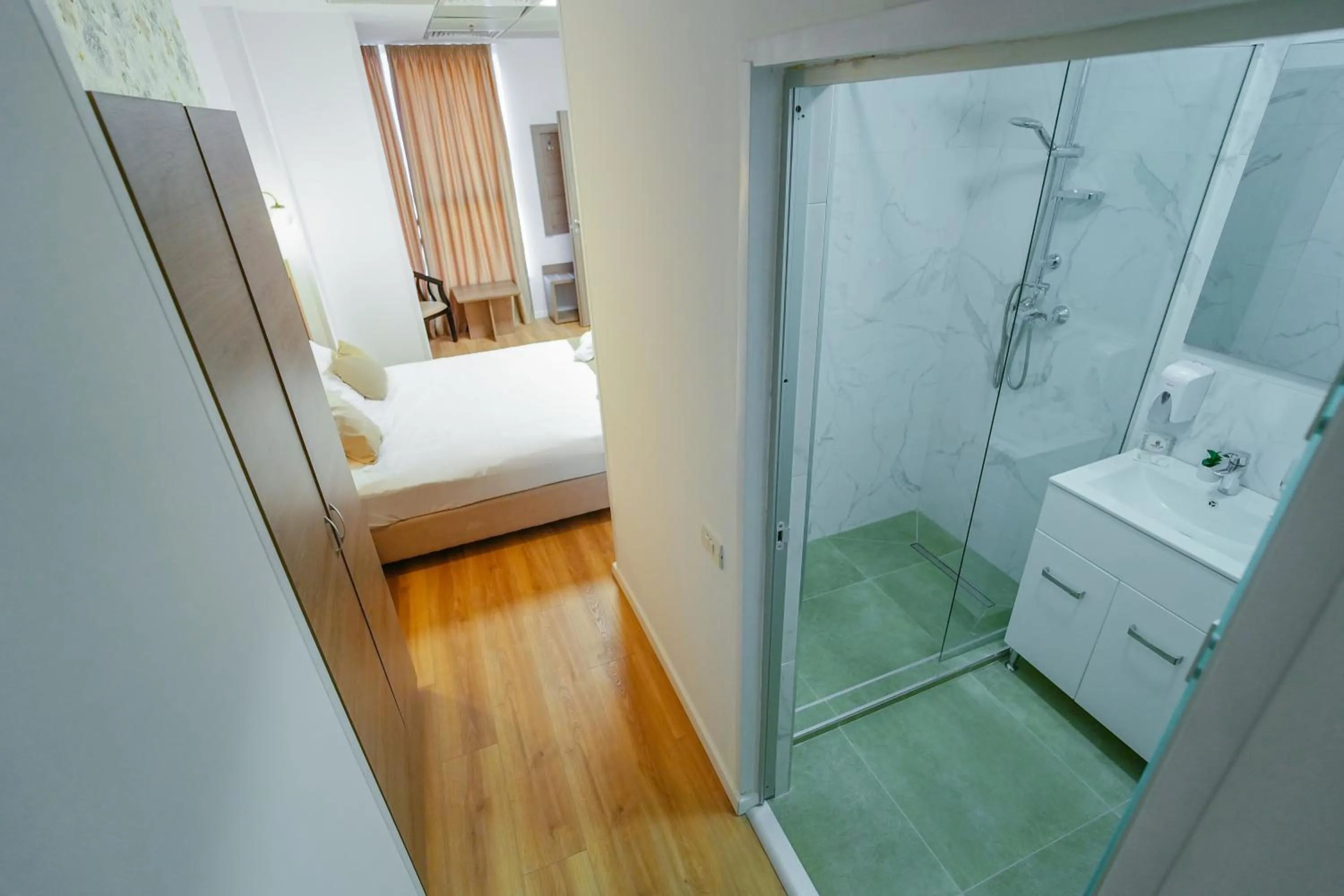Shower, Bed in Sir Fundeni Hotel