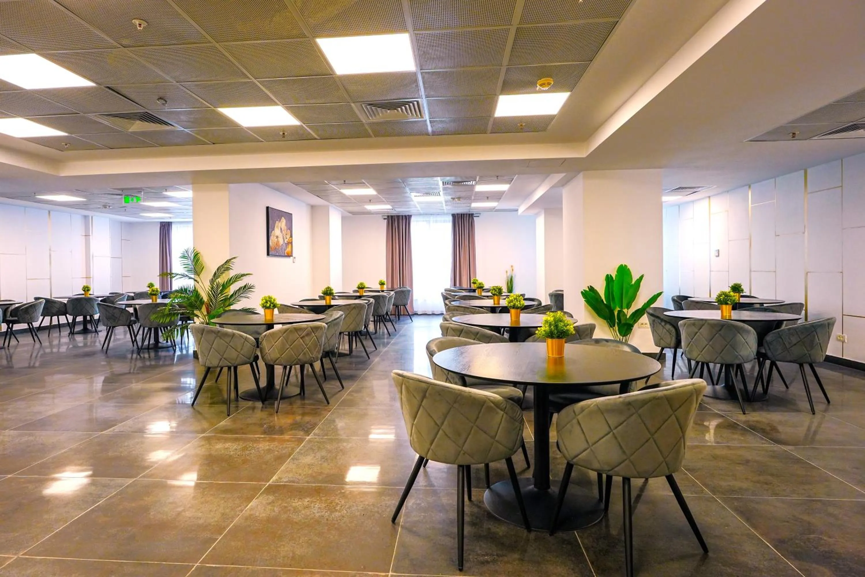 Restaurant/places to eat in Sir Fundeni Hotel