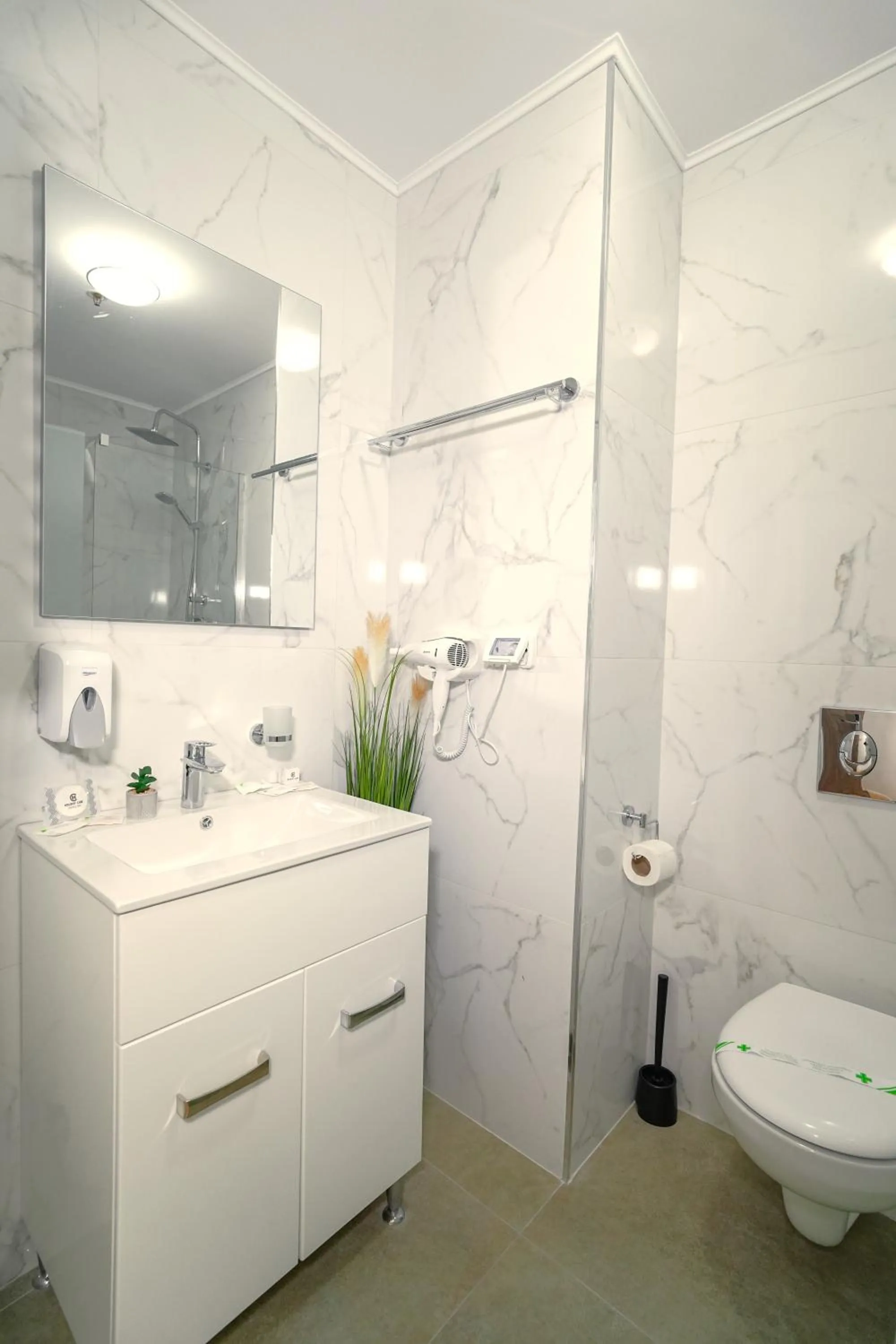 Shower in Sir Fundeni Hotel