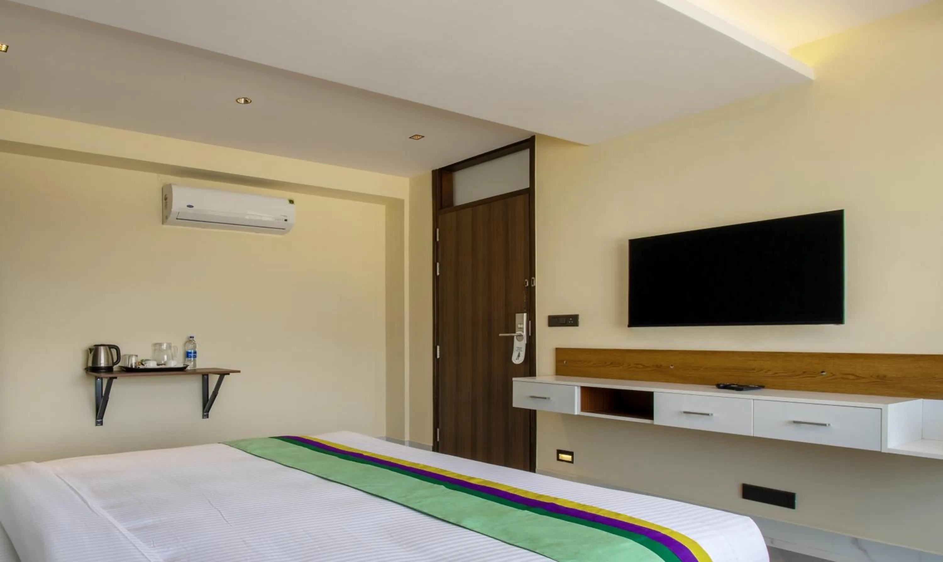 Bedroom, Bed in Treebo Jaguar Comforts, 3 Kms From Mahatma Gandhi Park