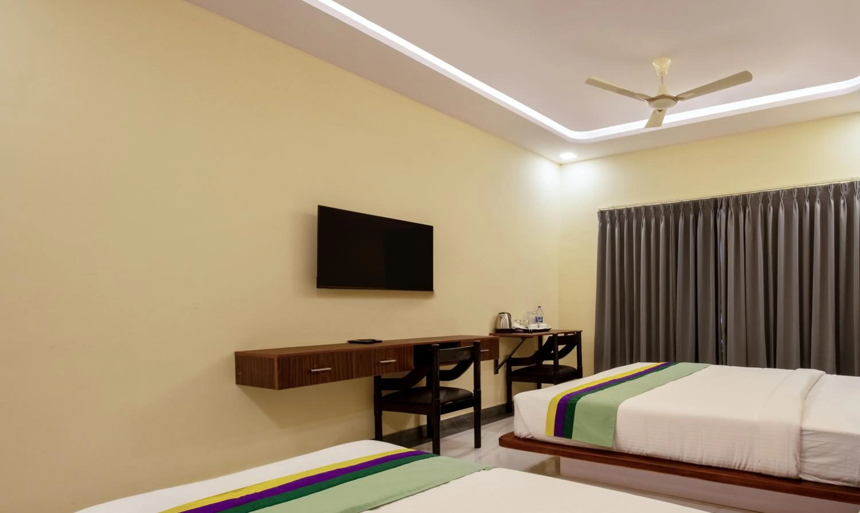 Bedroom, Bed in Treebo Jaguar Comforts, 3 Kms From Mahatma Gandhi Park