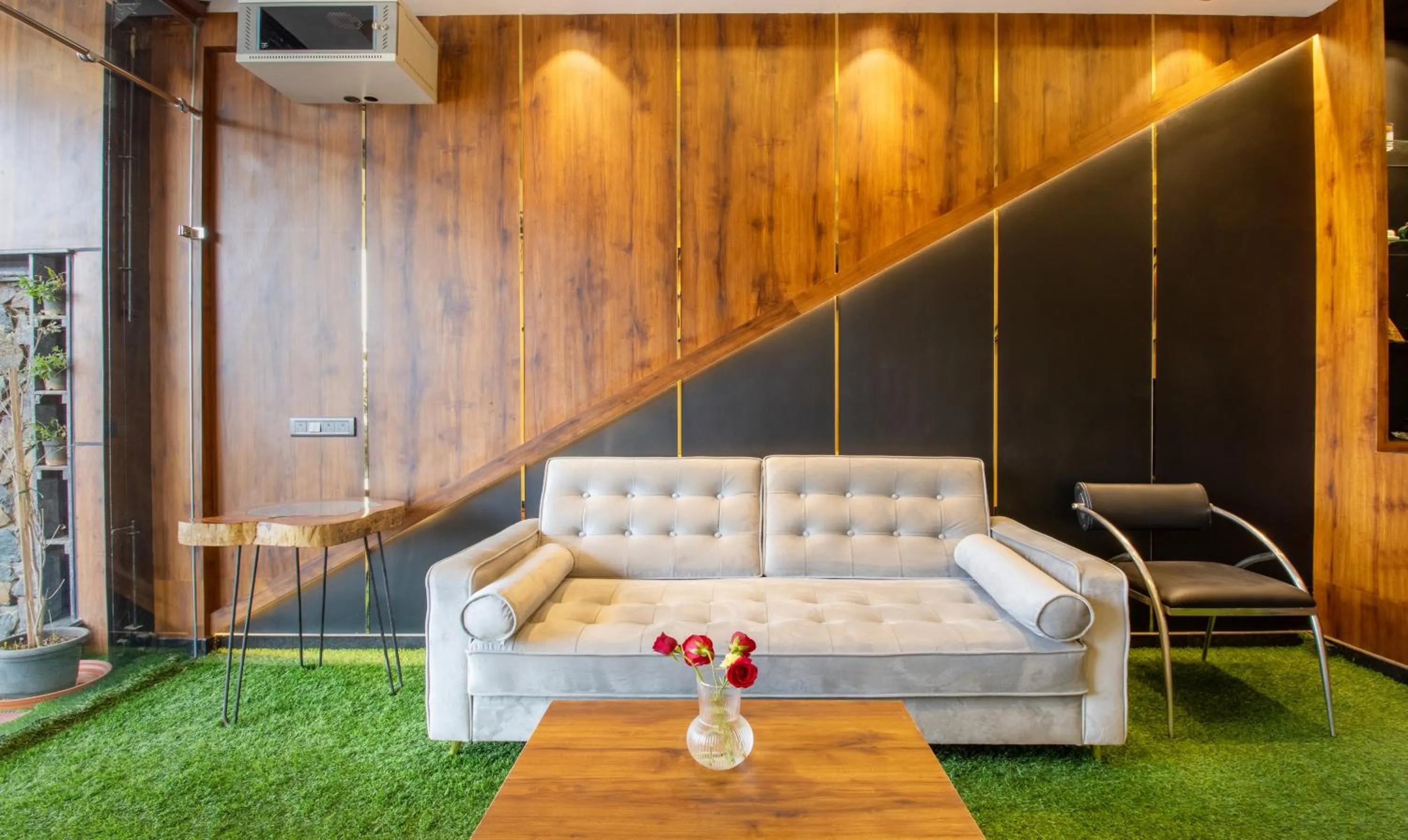 Seating area in Treebo Jaguar Comforts, 3 Kms From Mahatma Gandhi Park