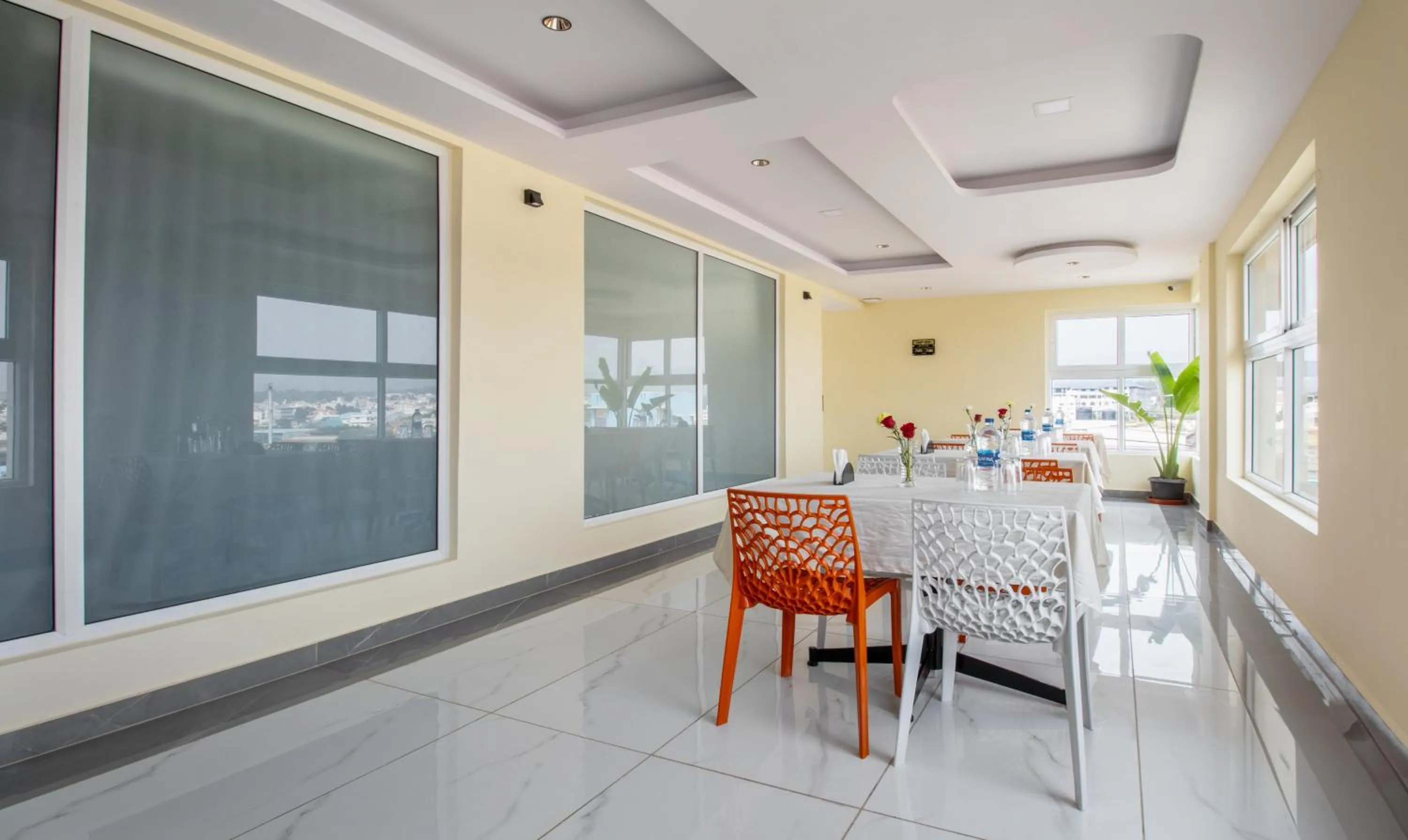 Restaurant/places to eat in Treebo Jaguar Comforts, 3 Kms From Mahatma Gandhi Park