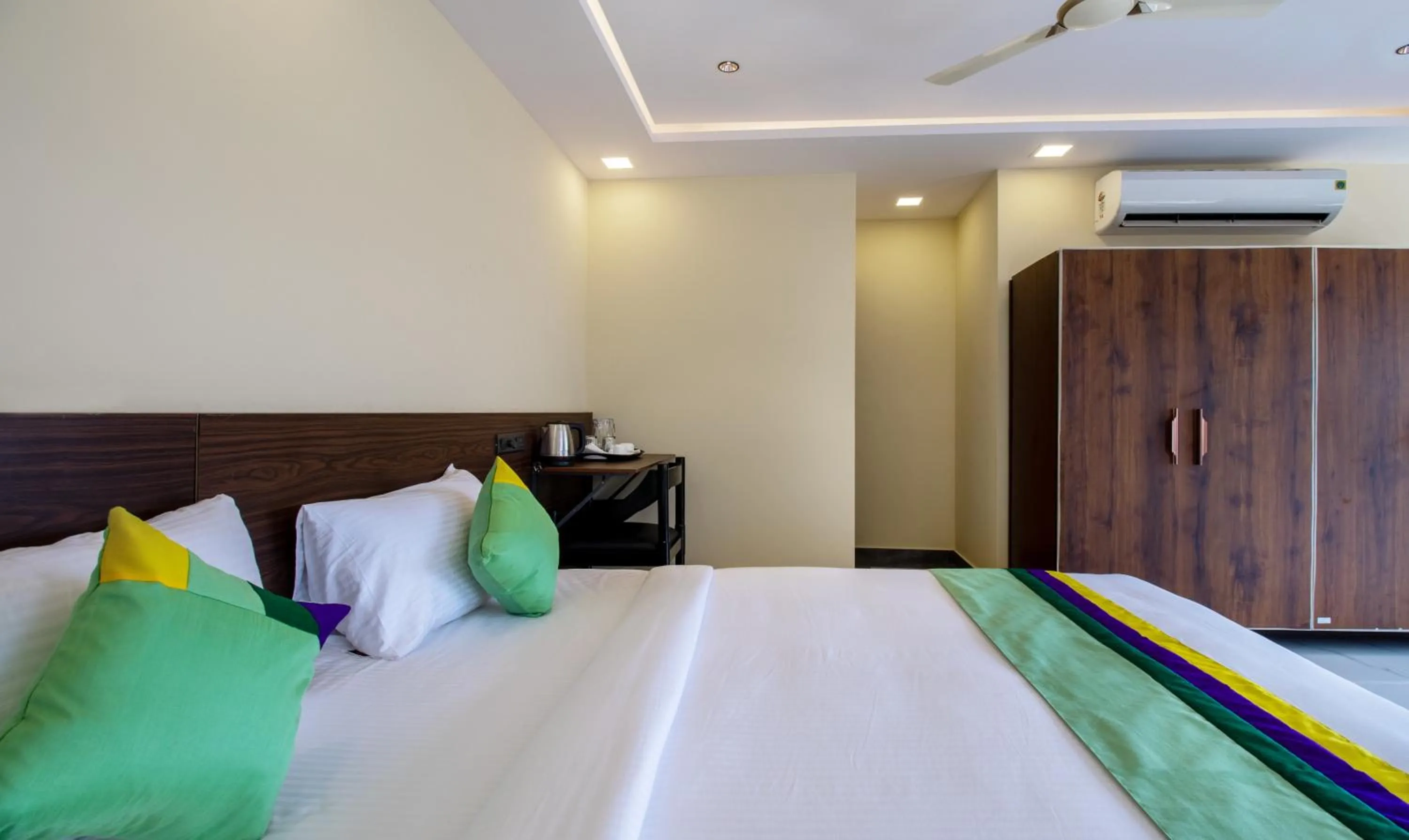Bedroom, Bed in Treebo Jaguar Comforts, 3 Kms From Mahatma Gandhi Park