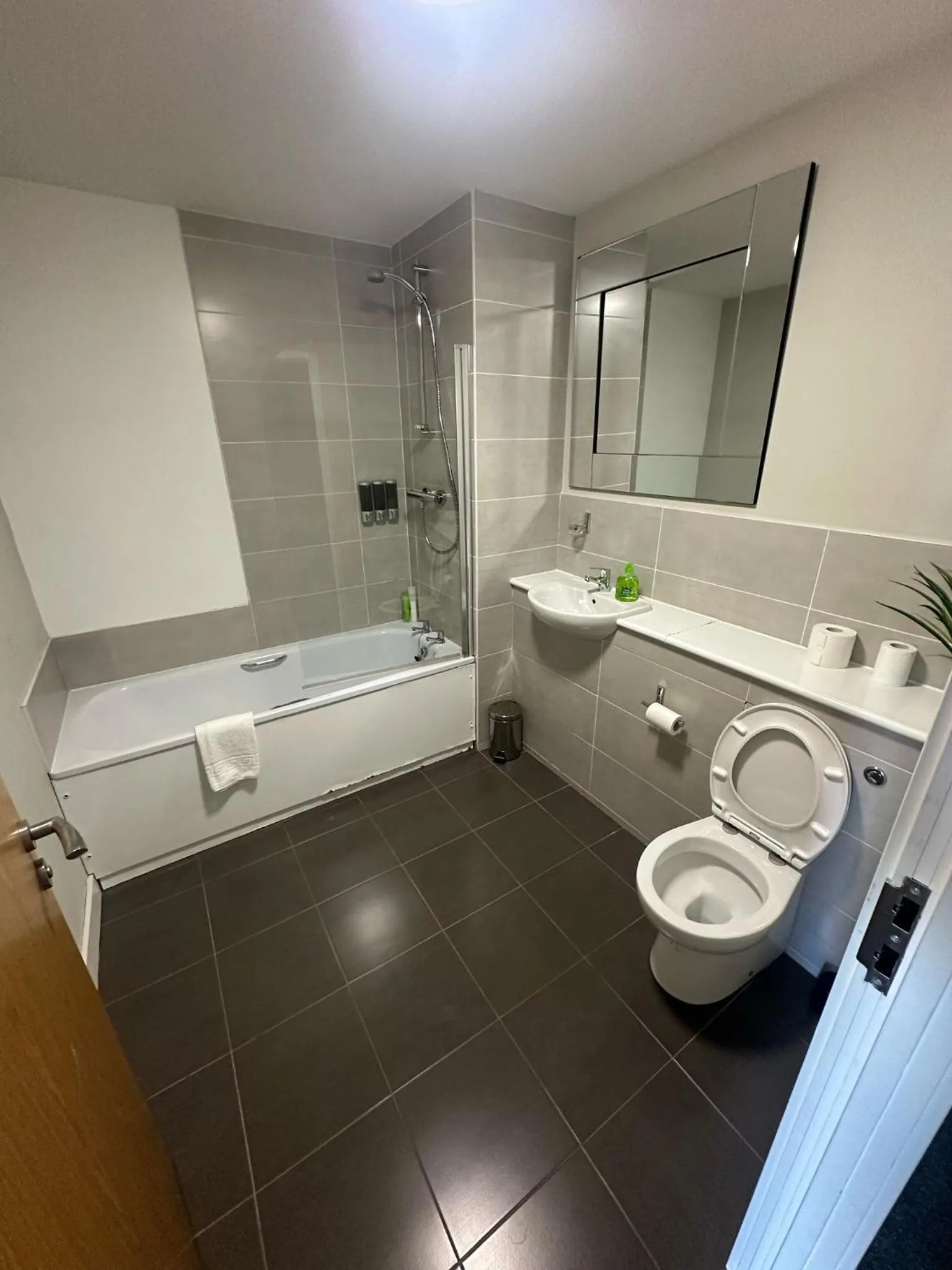 Shower in Adelphi Wharf Apartments by Beehosting