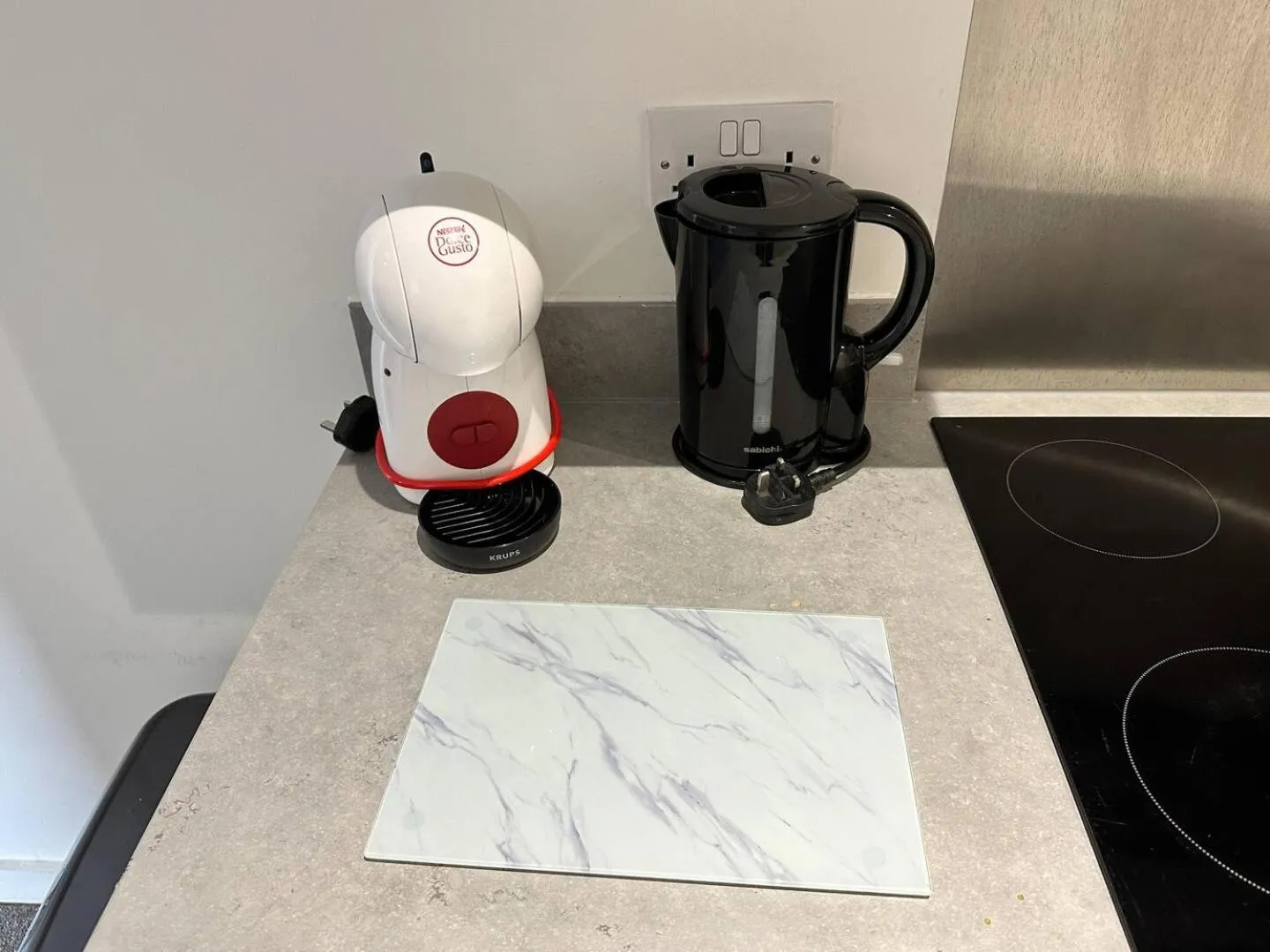 Coffee/tea facilities in Adelphi Wharf Apartments by Beehosting