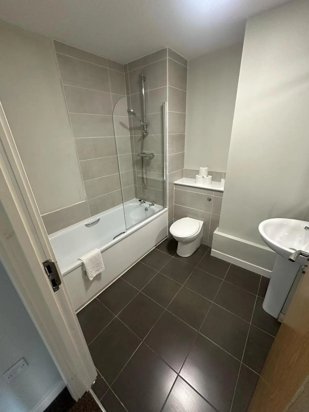 Bathroom in Adelphi Wharf Apartments by Beehosting