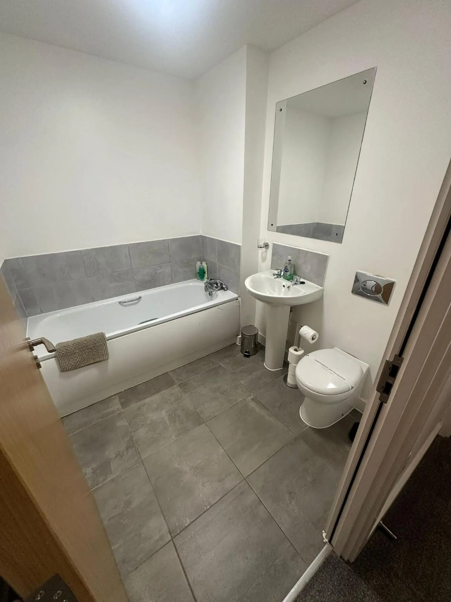 Bathroom in Adelphi Wharf Apartments by Beehosting