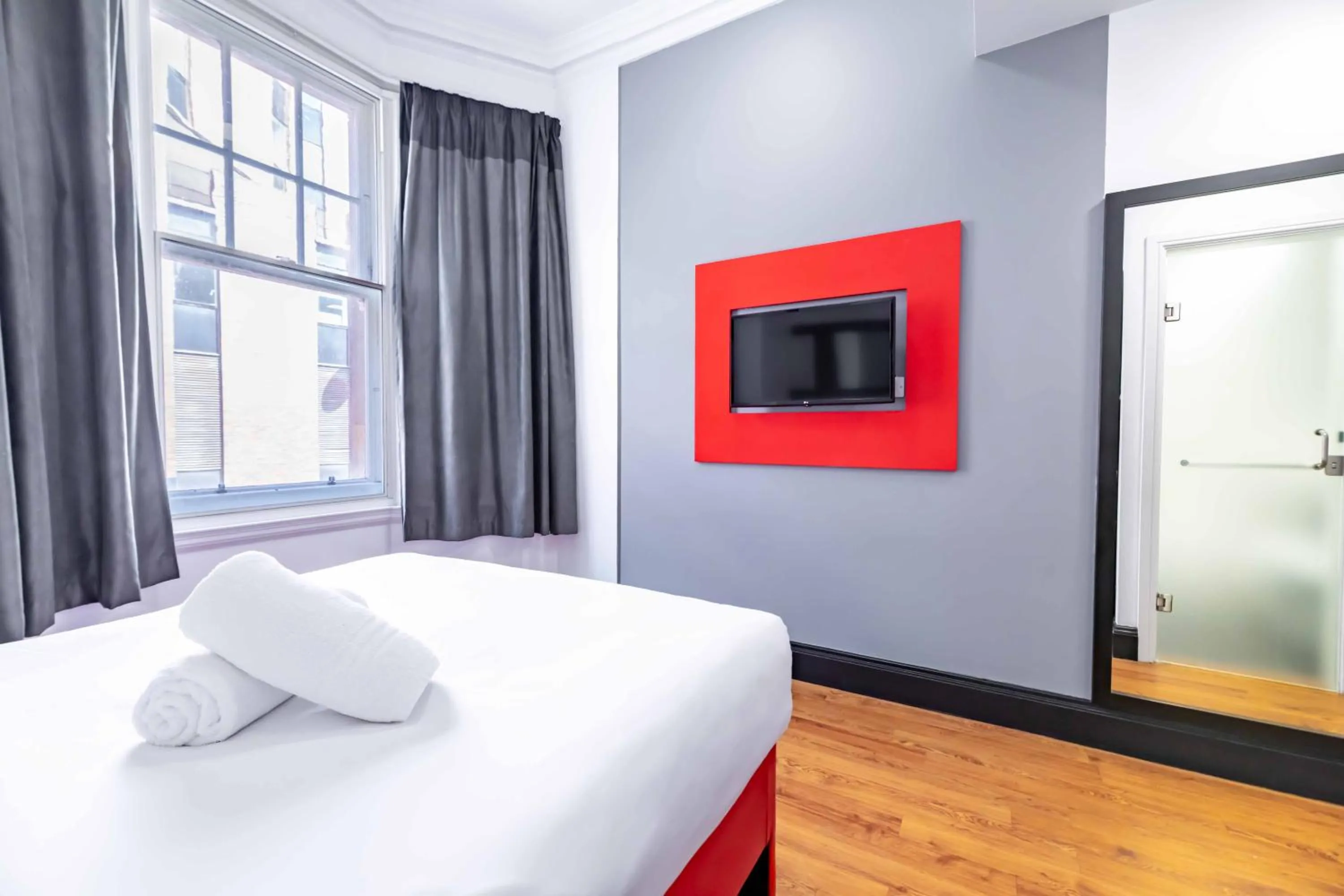 Bedroom, Bed in easyHotel Newcastle