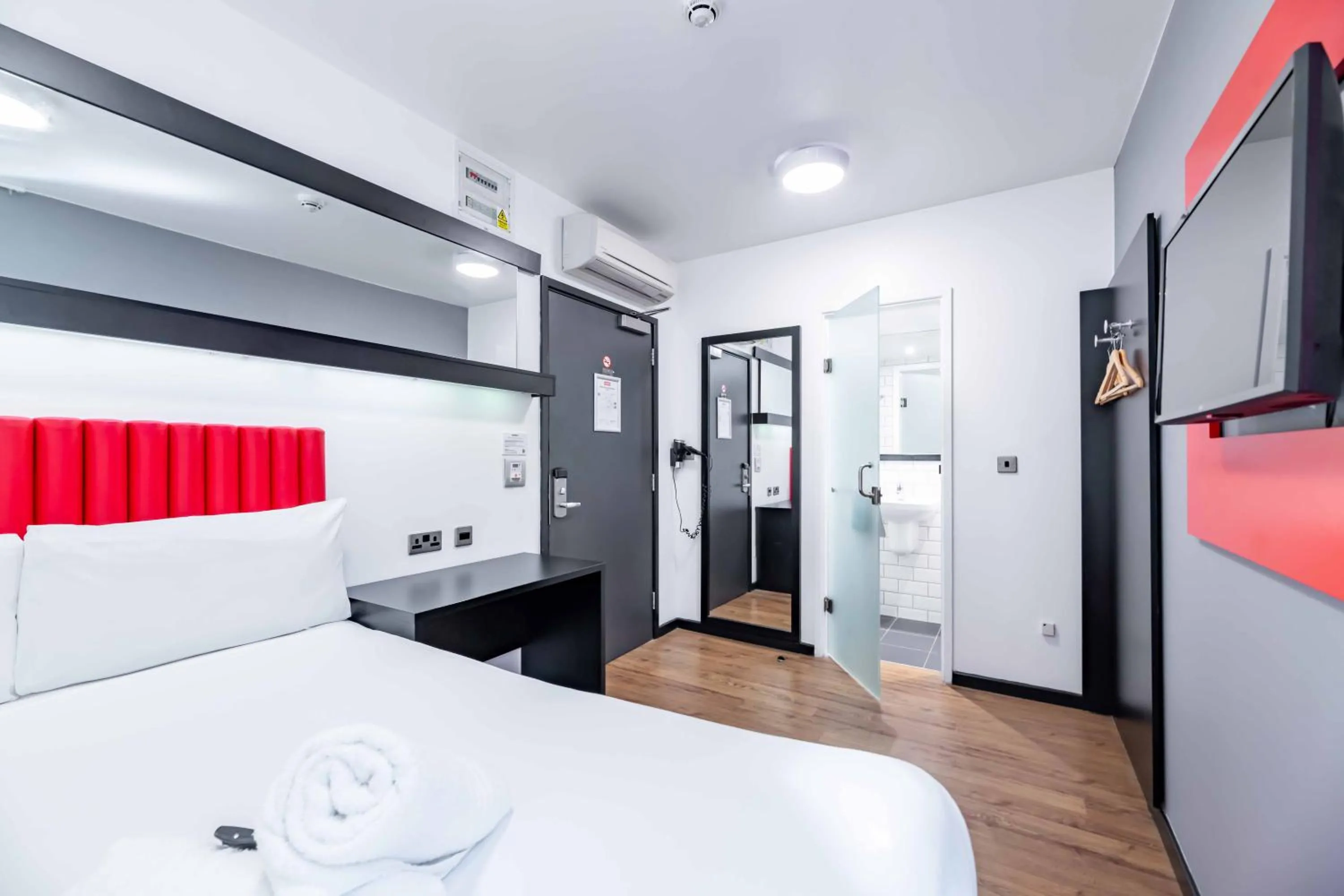 Bedroom, Bed in easyHotel Newcastle