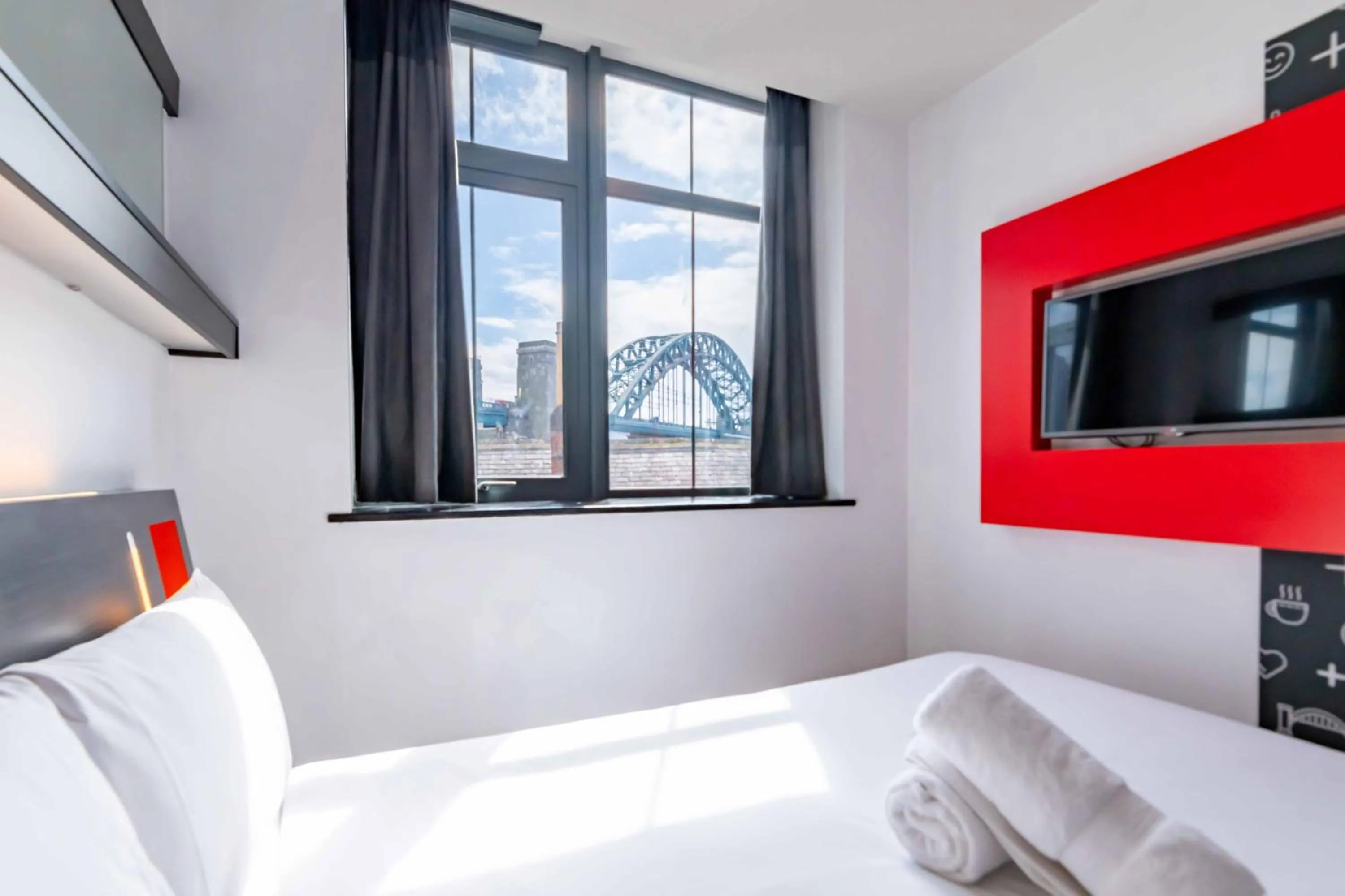Bedroom, Bed in easyHotel Newcastle