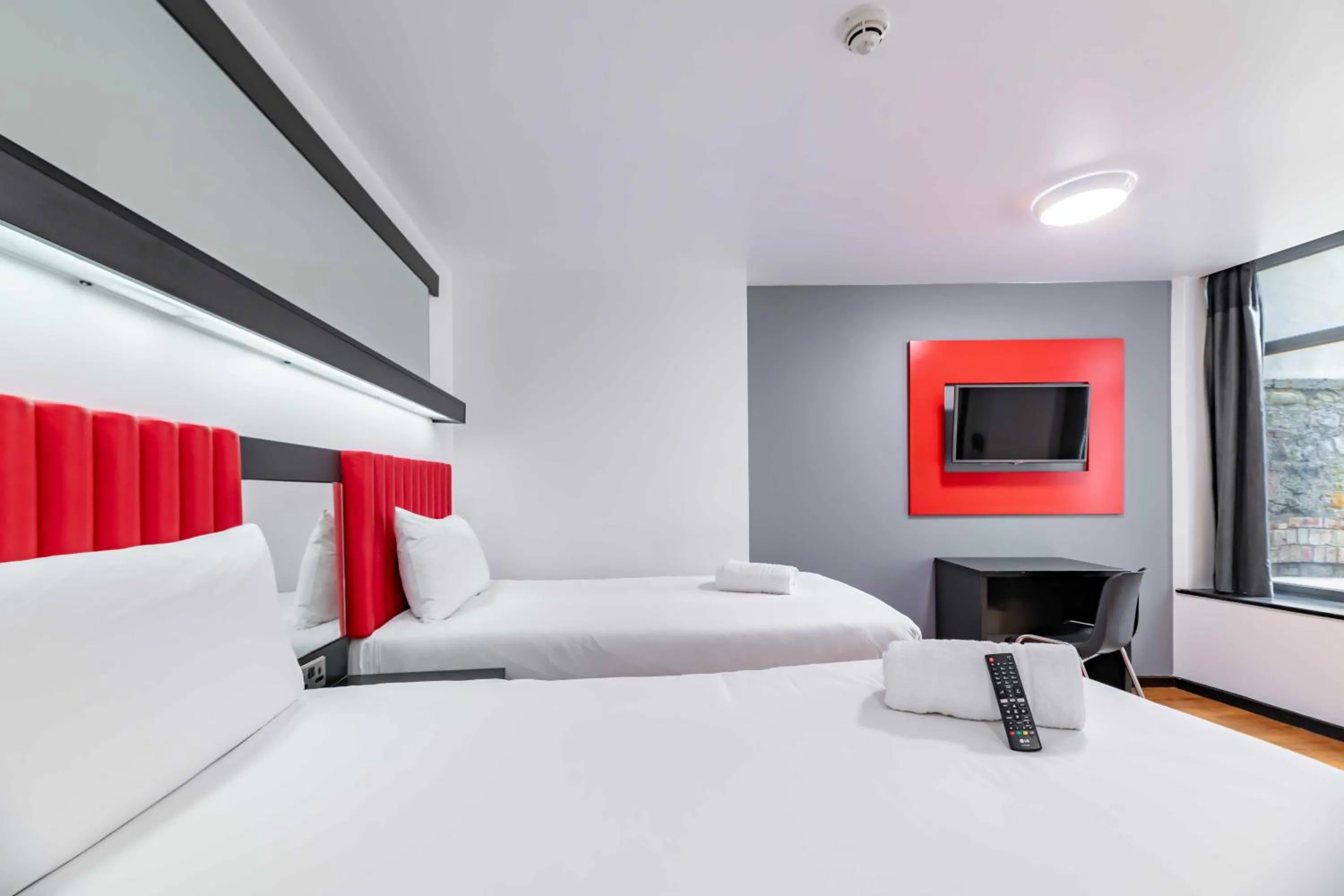 Bedroom, Bed in easyHotel Newcastle