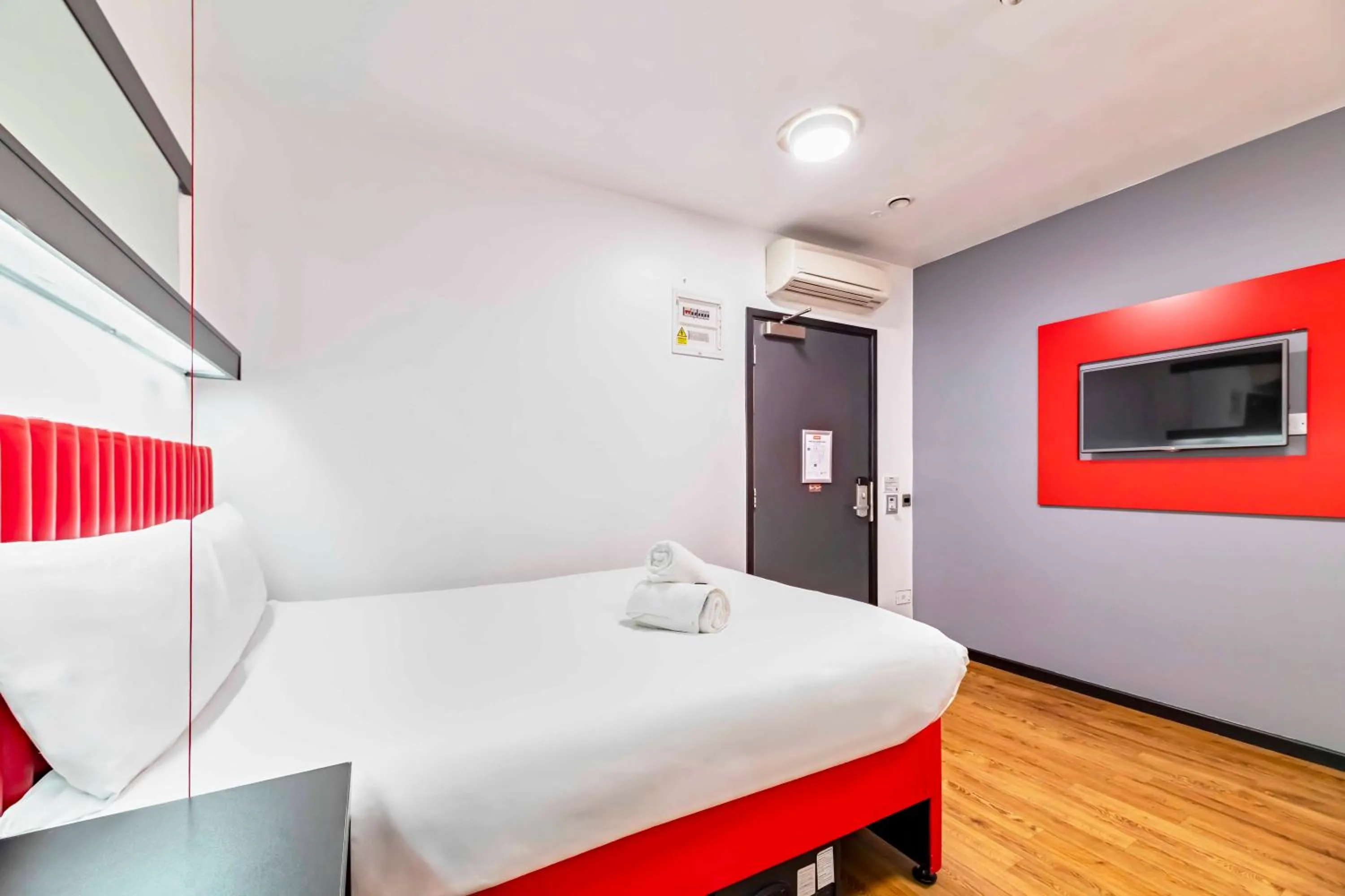 Bedroom, Bed in easyHotel Newcastle