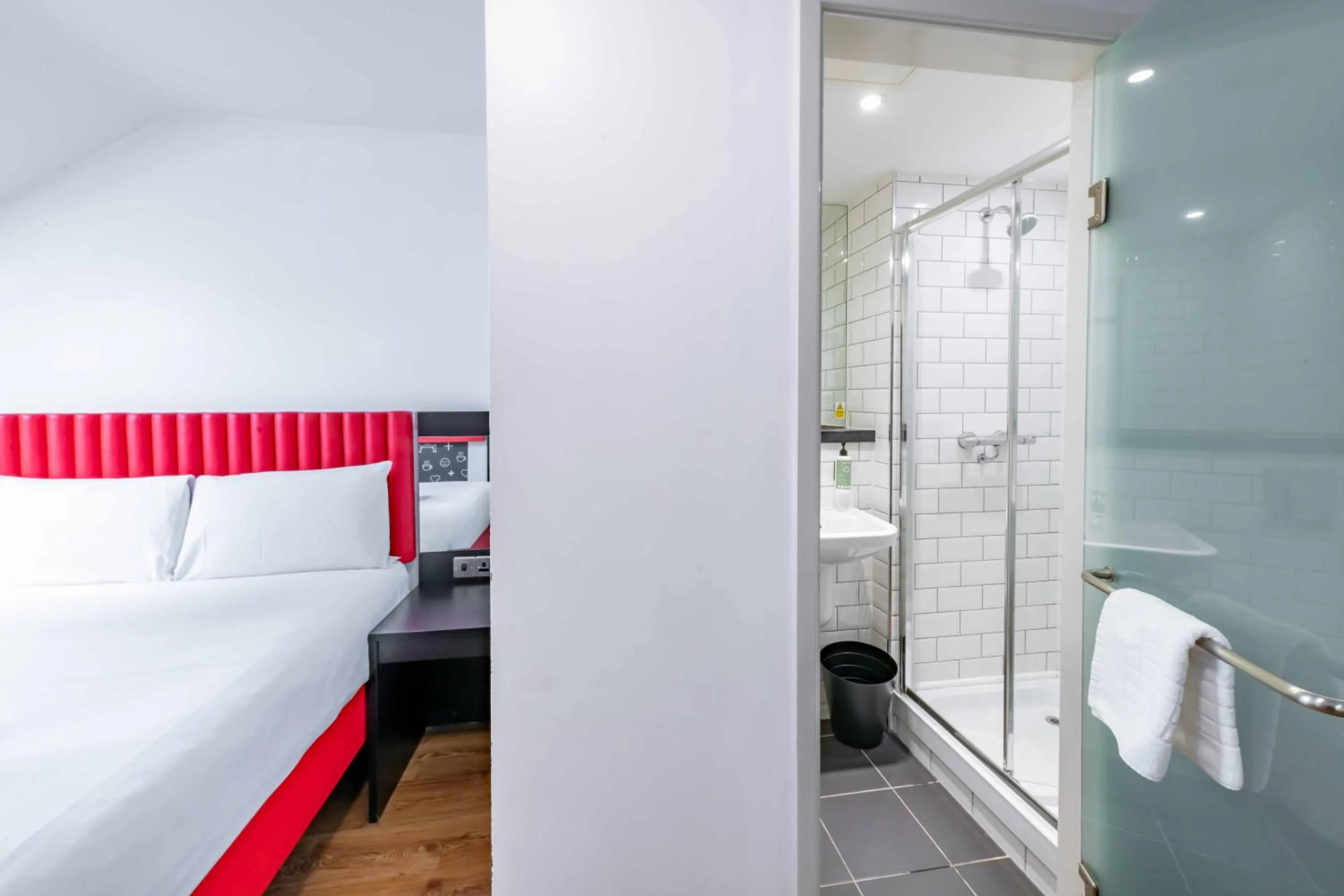 Bedroom, Bed in easyHotel Newcastle