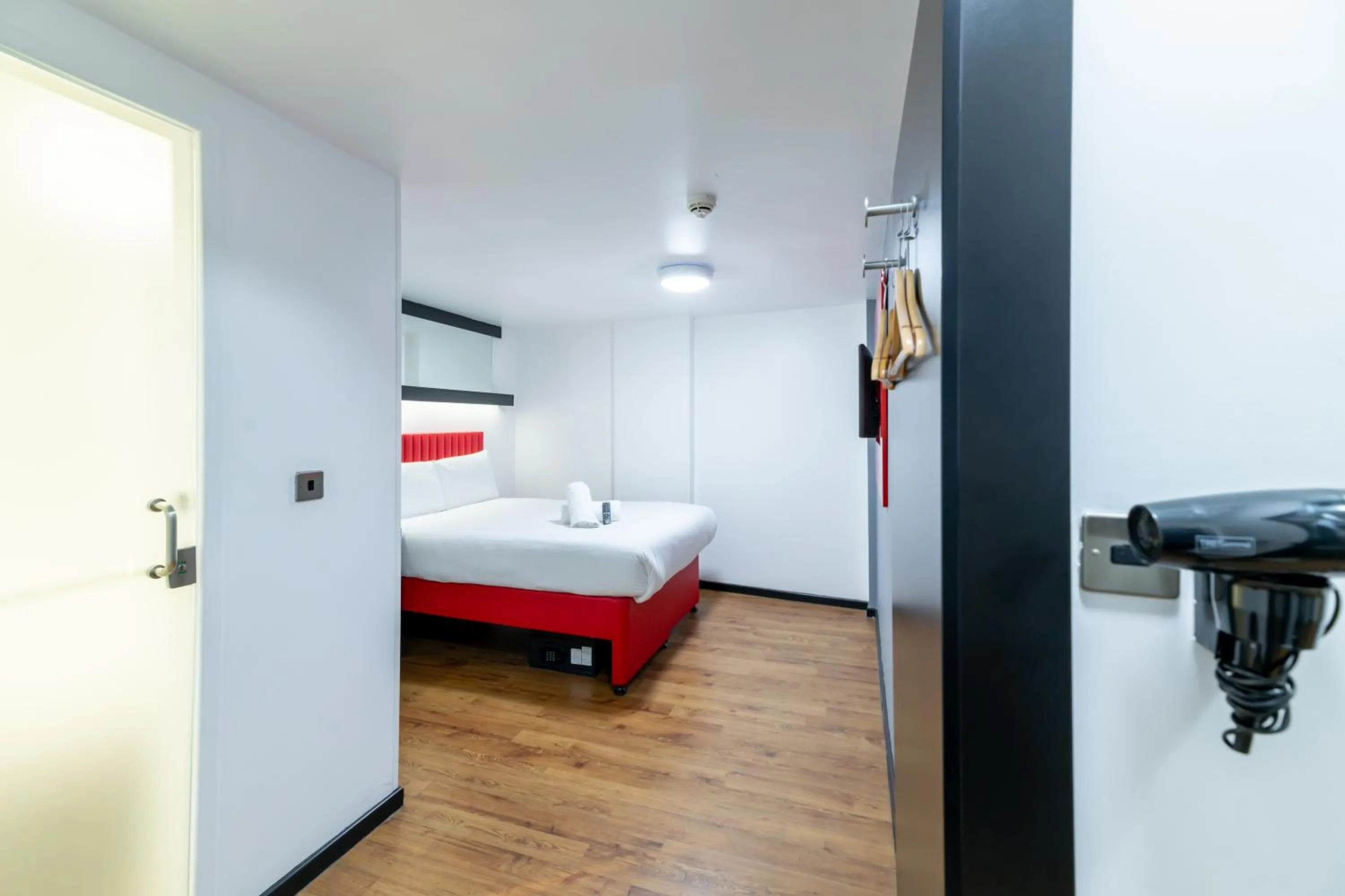 Bedroom, Bed in easyHotel Newcastle