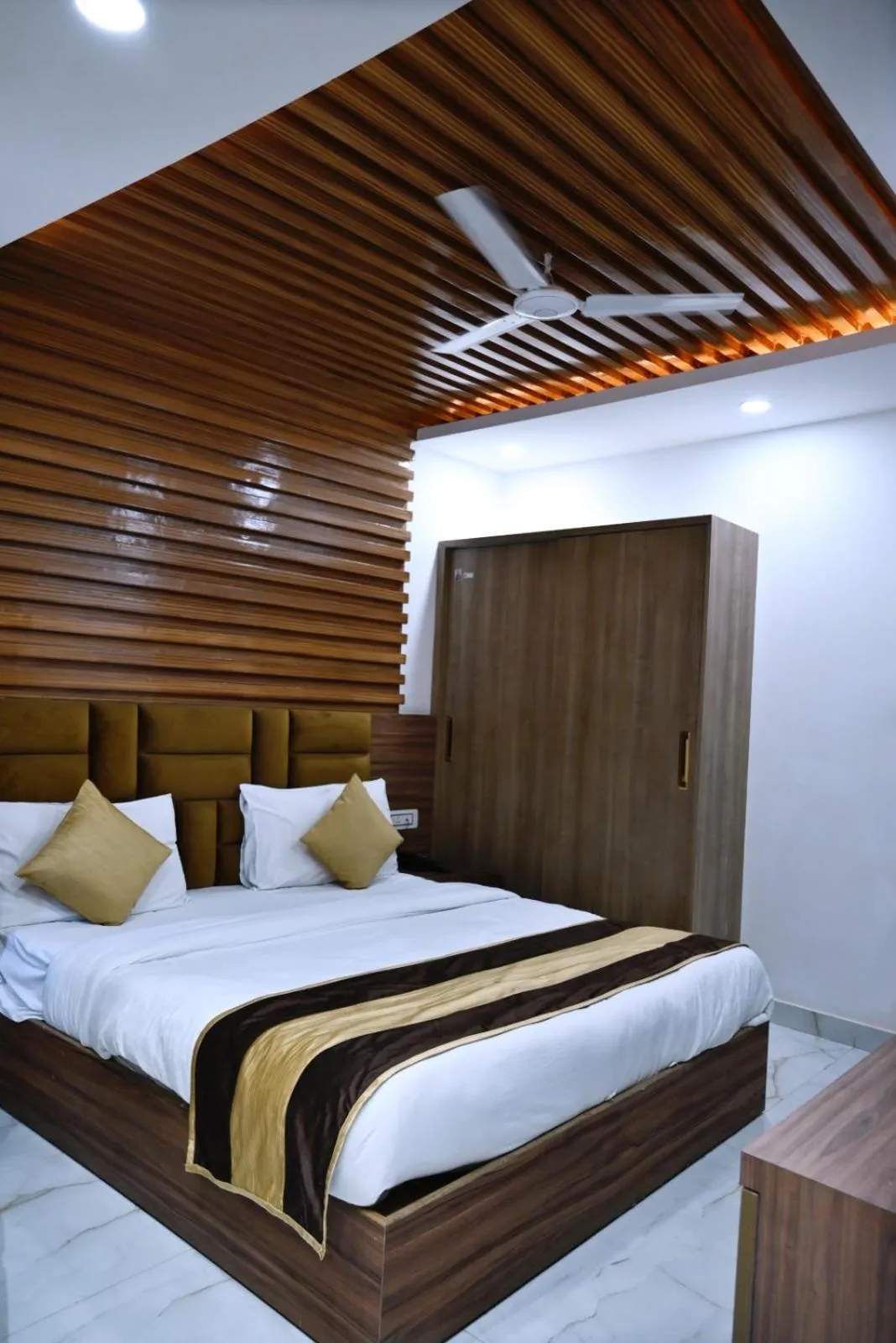 Bed in Hotel Navraj Palace
