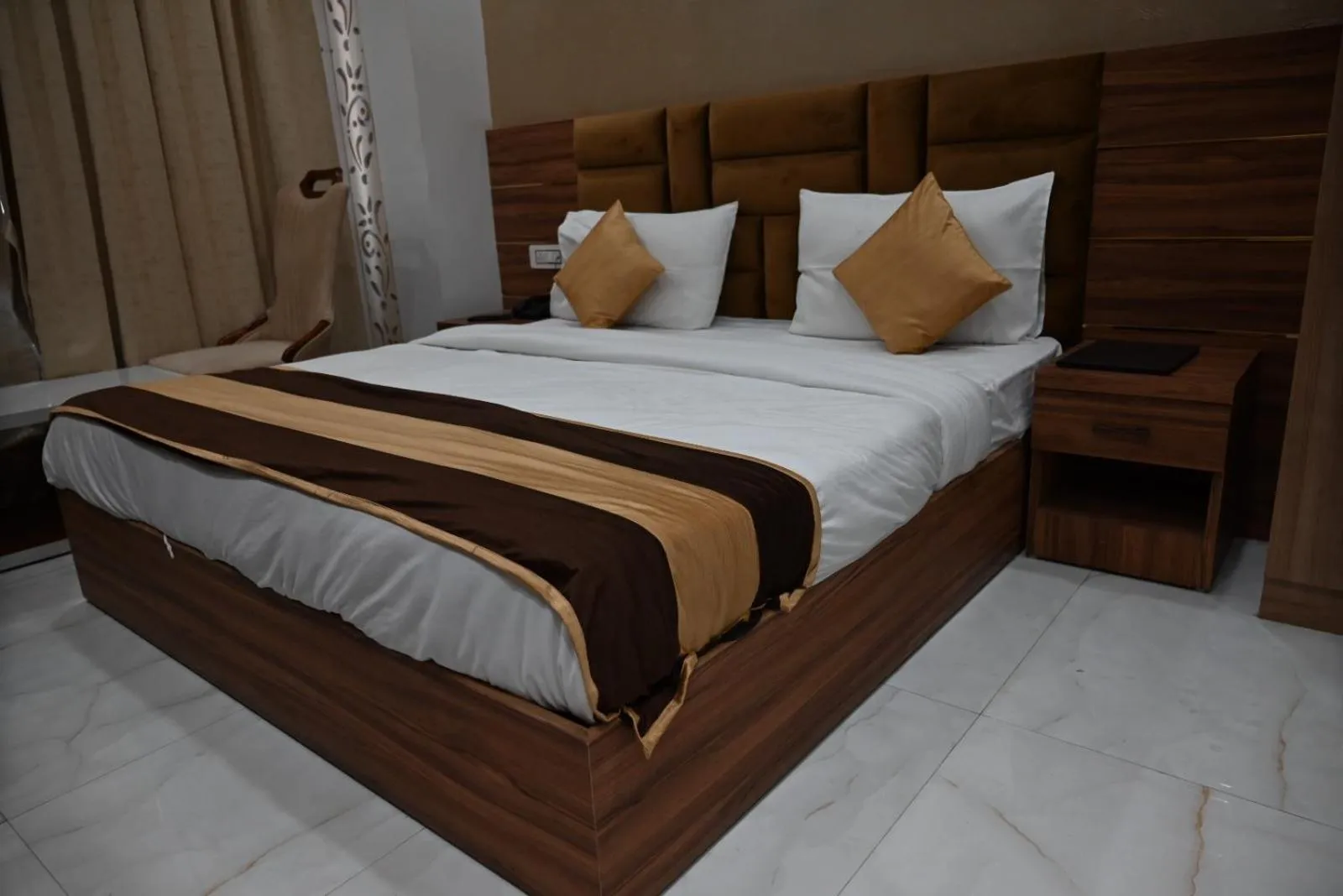 Bed in Hotel Navraj Palace