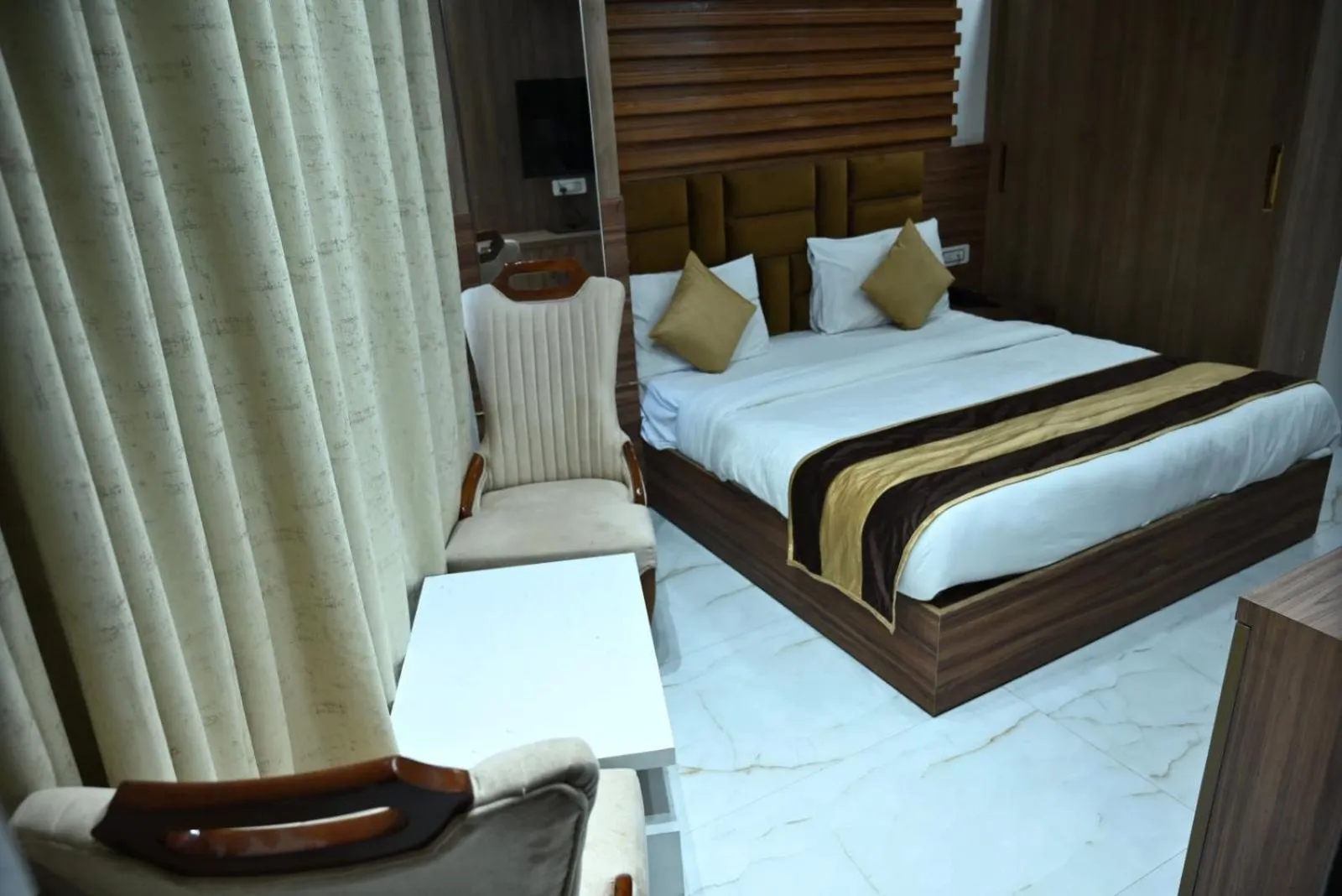 Bed in Hotel Navraj Palace